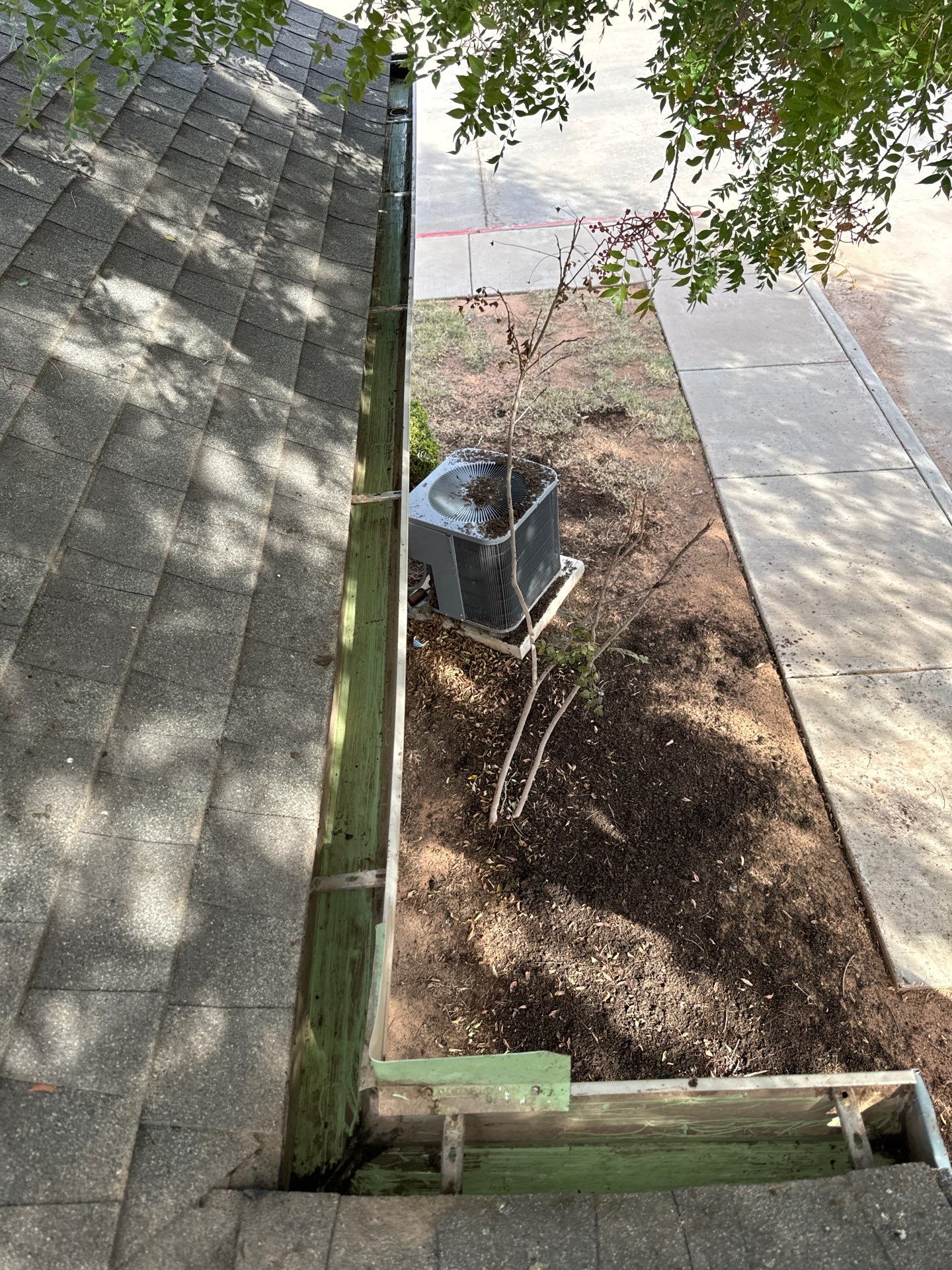 HOA gutter cleaning after photo.