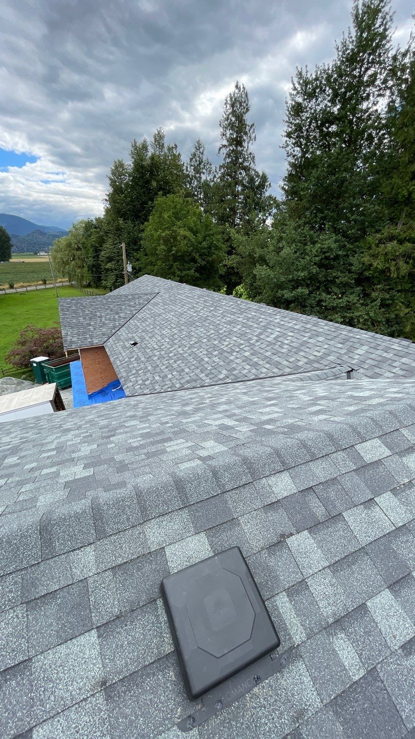 Residential Roofing Installation using OC Oakridge shingles and Duraclad Accent roof by Top Notch Roofing Inc