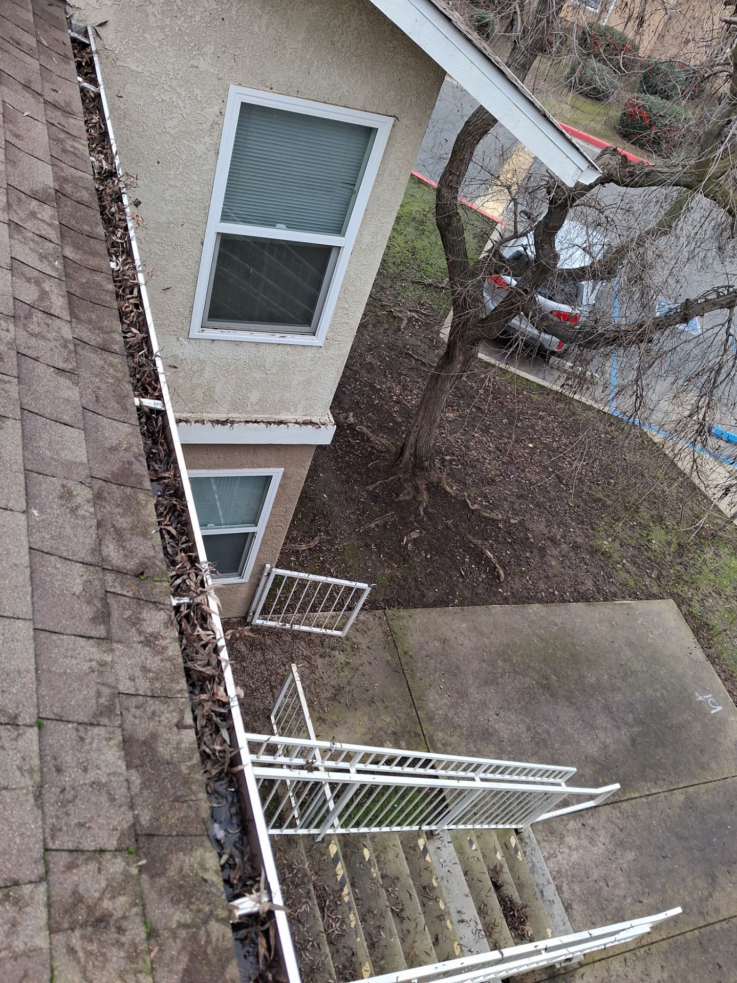 Commercial gutter cleaning Georgia before photo with filled gutters