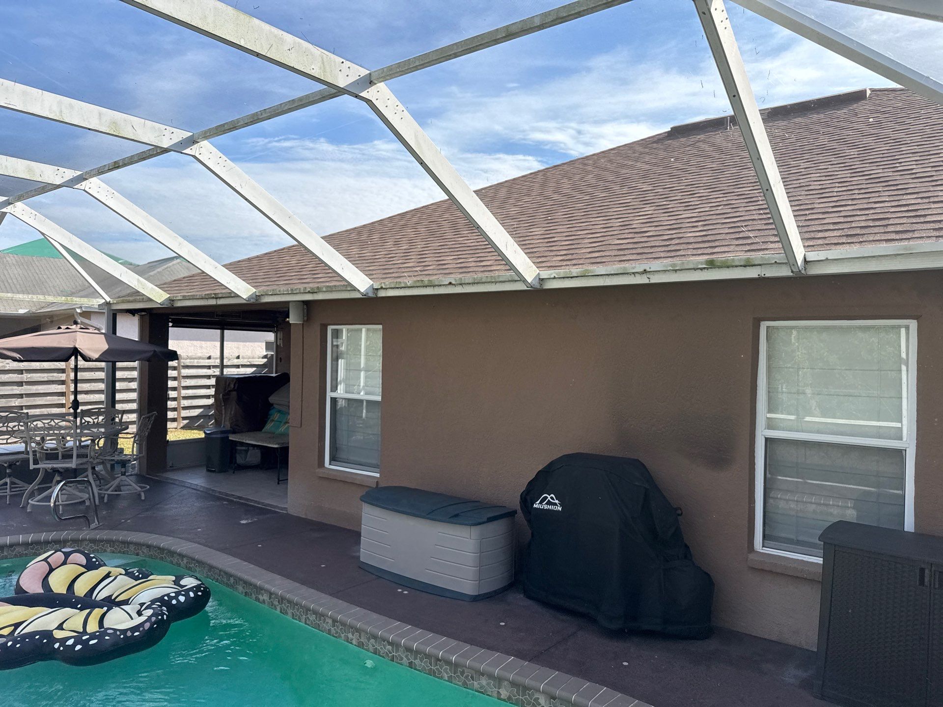 Driveway, Sidewalk, Street Curbing & Pool Screen Enclosure Cleaning in Regency Oaks, Palmetto, FL | Sunshine AquaWash by Sunshine AquaWash