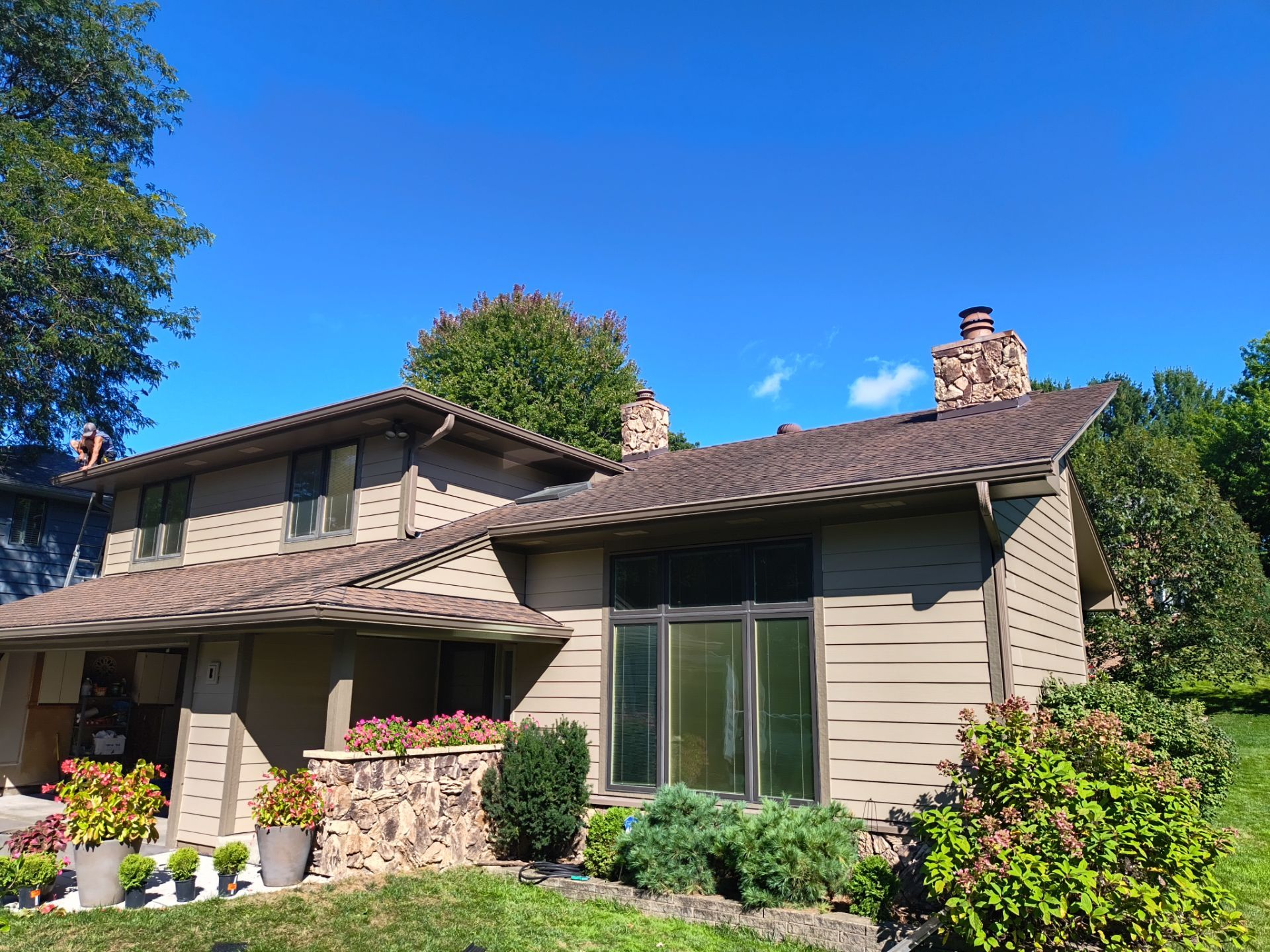 6" EDCO Timber Gutter Installation with Black Screen Gutter Covers – Mendota Heights, MN by Next Level Seamless Gutters / Exteriors Inc.
