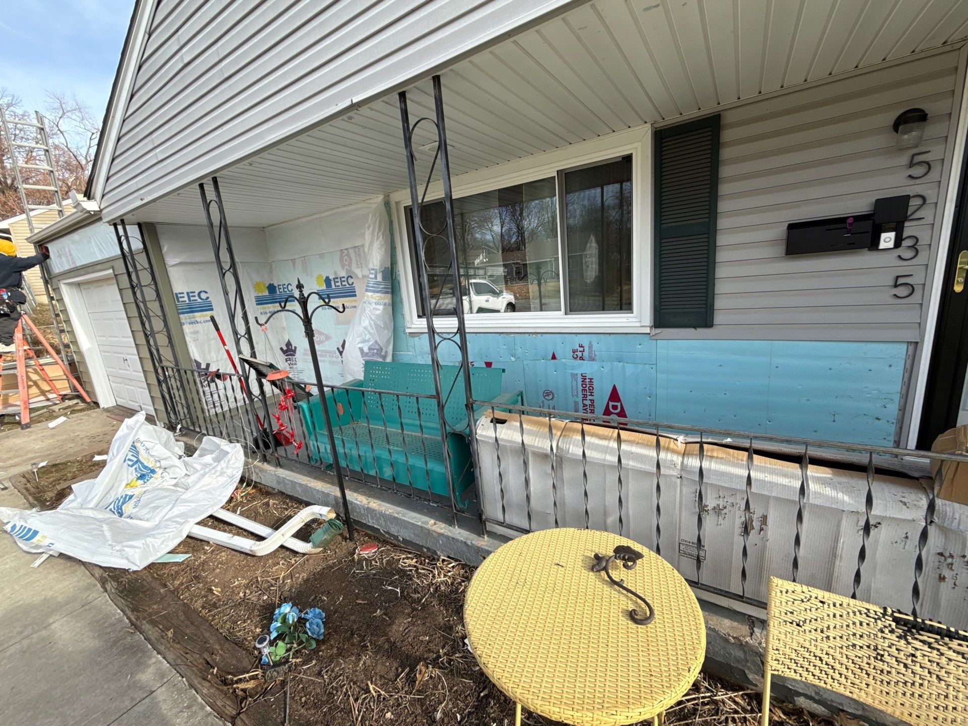 A whole new look for this Gladstone Home by EEC Windows, Siding & Roofing