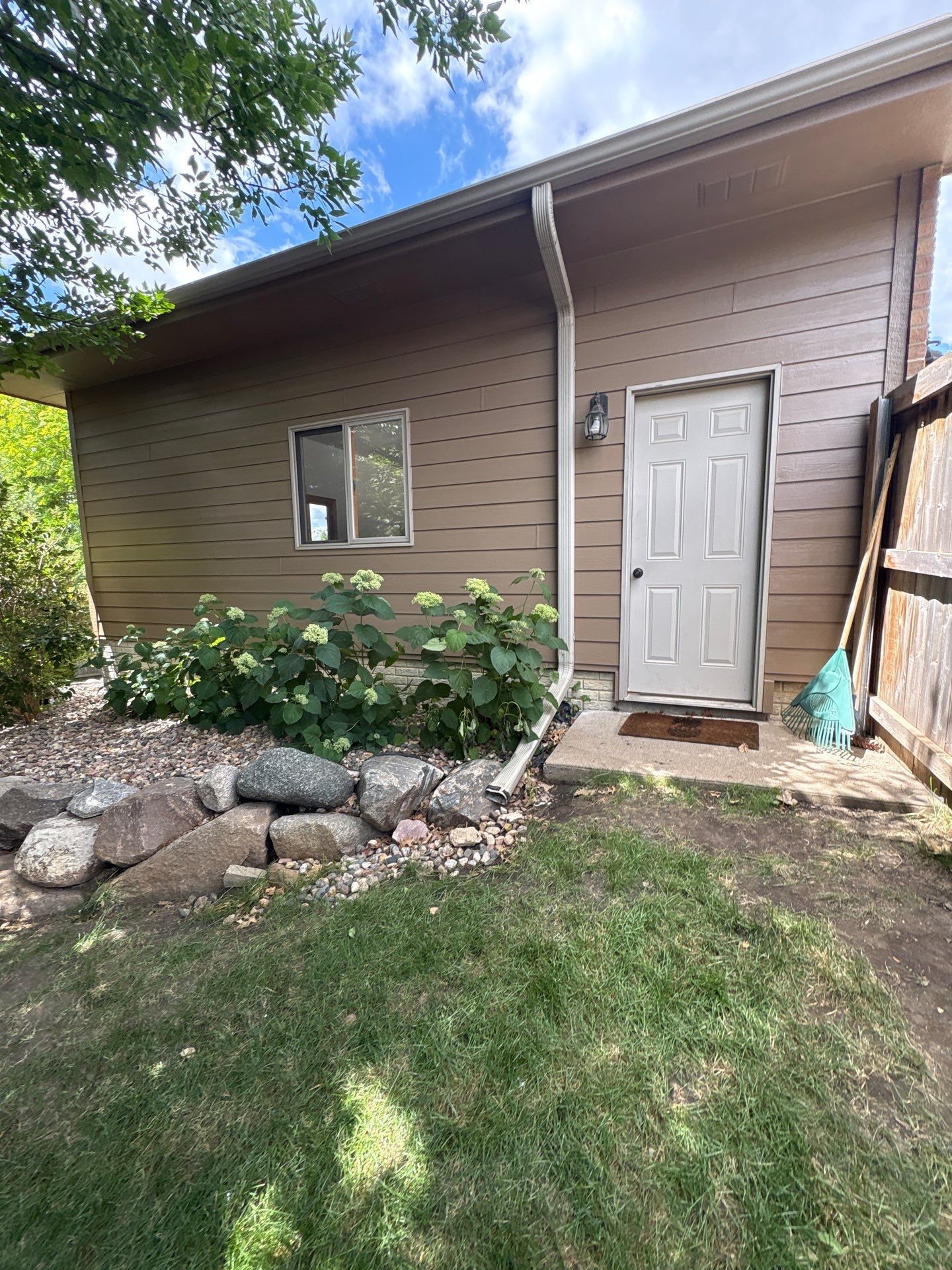 Multi-Story Residential Exterior Painting and Siding Refresh in Sioux Falls by Select Painting, Coatings & Garage Cabinets