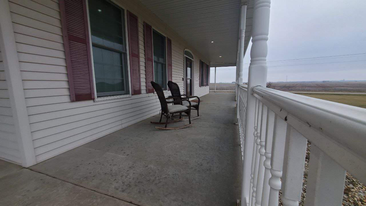 Shoreline Garage, Front Porch, & Back Porch Maroa by Loud Bros