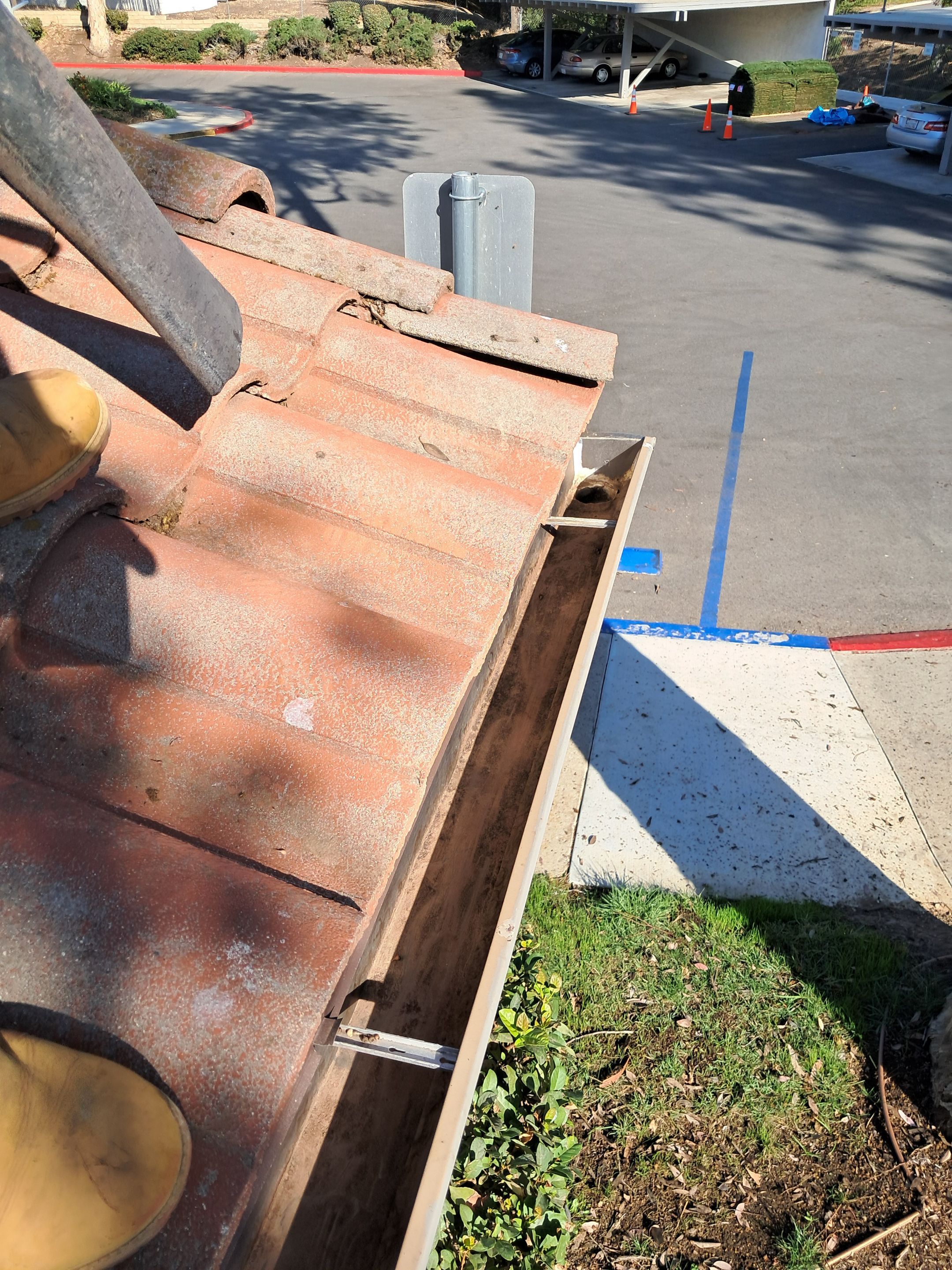 HOA gutter cleaning in Thousand Oaks & Simi Valley, CA, after  photo showing full gutters.