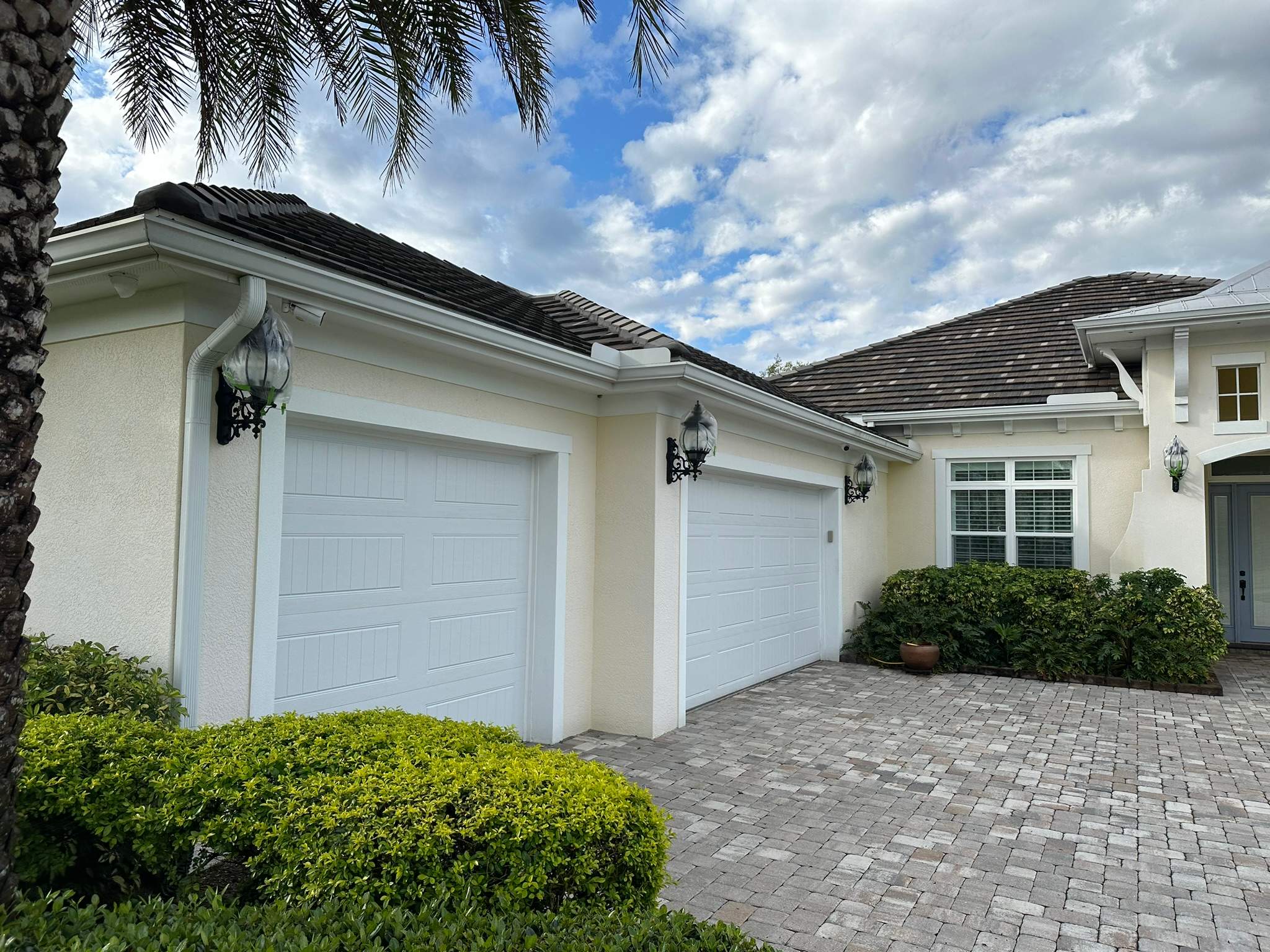 House Wash & Pool Screen Enclosure Cleaning in Winding River Community, Bradenton, FL | Sunshine AquaWash by Sunshine AquaWash