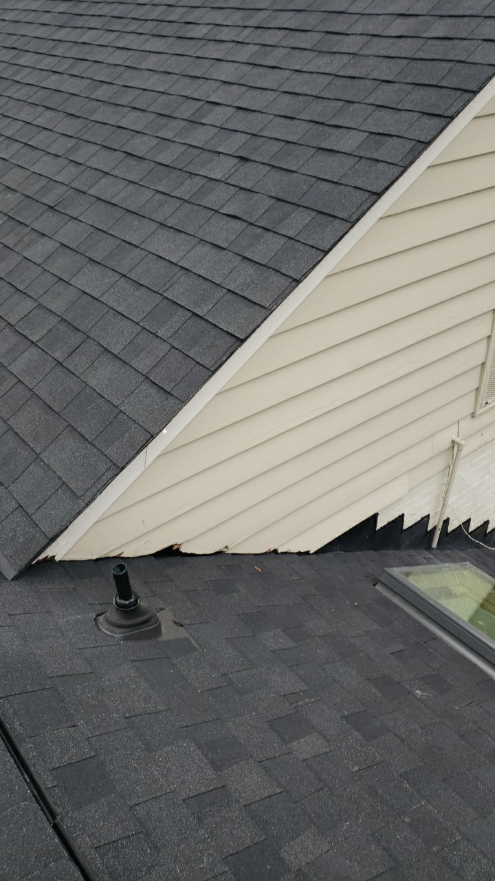 McLean: Certainteed Landmark Pro Designer Shingles in Max Def Charcoal Black by RM Banning, Inc.