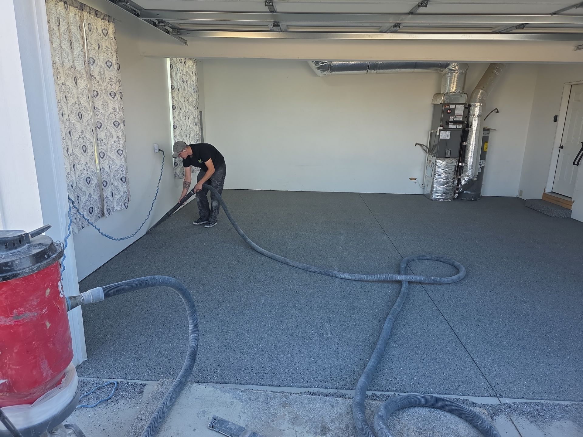 Polyaspartic Garage Floor Coating With Slate Hybrid Flake in Davenport by Croc Coatings, LLC