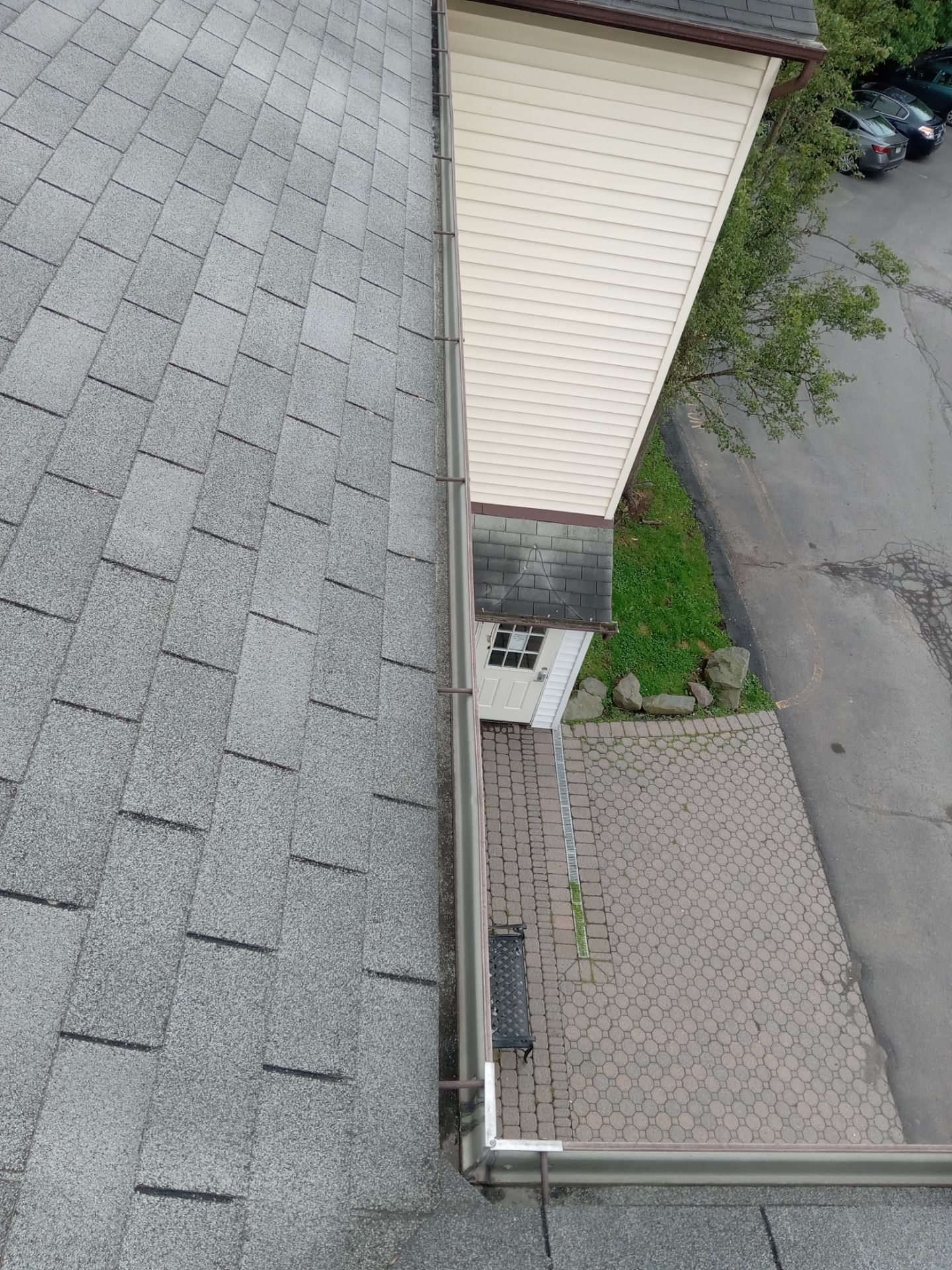 Commercial gutter cleaning Scranton & Wilkes-Barre, PA after photo with clean gutters