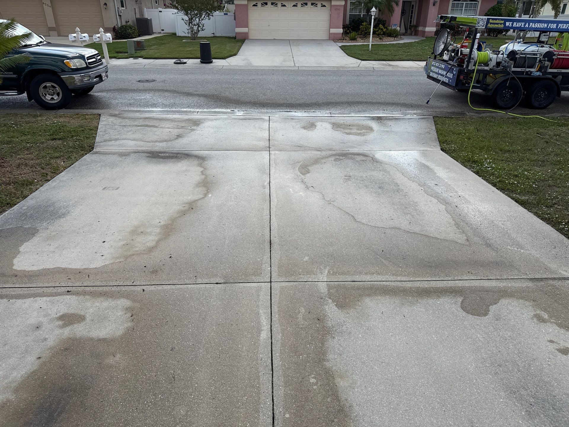 Concrete Driveway Cleaning in Arbor Creek Community – Palmetto, FL by Sunshine AquaWash