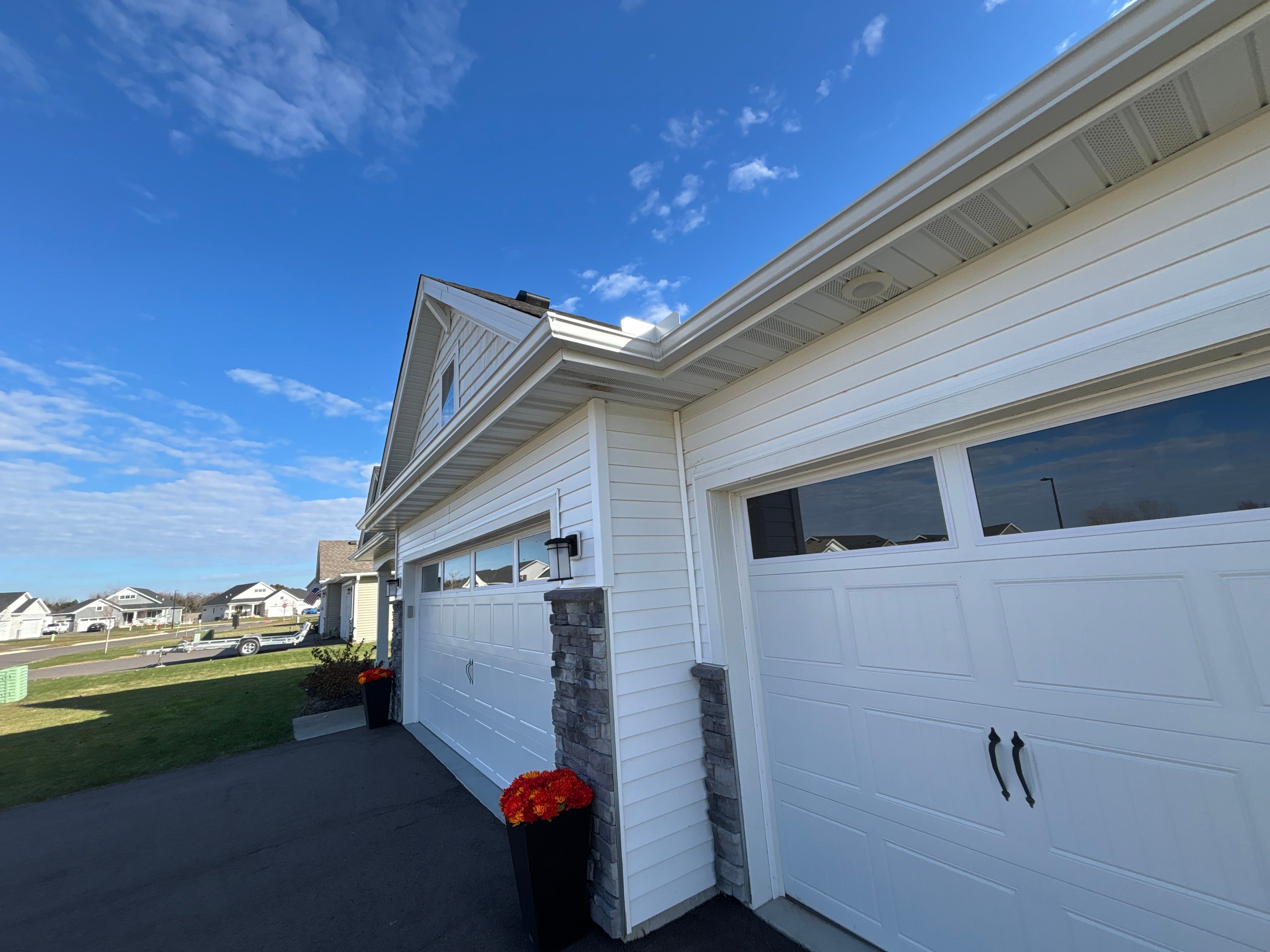 5-Inch White Seamless Gutter Installation – Buffalo, MN by Next Level Seamless Gutters / Exteriors Inc.