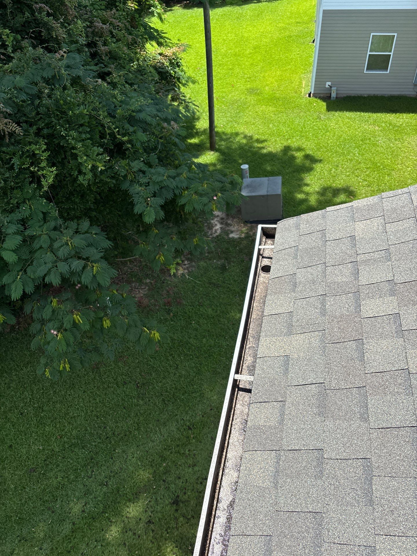 HOA gutter cleaning after photo.
