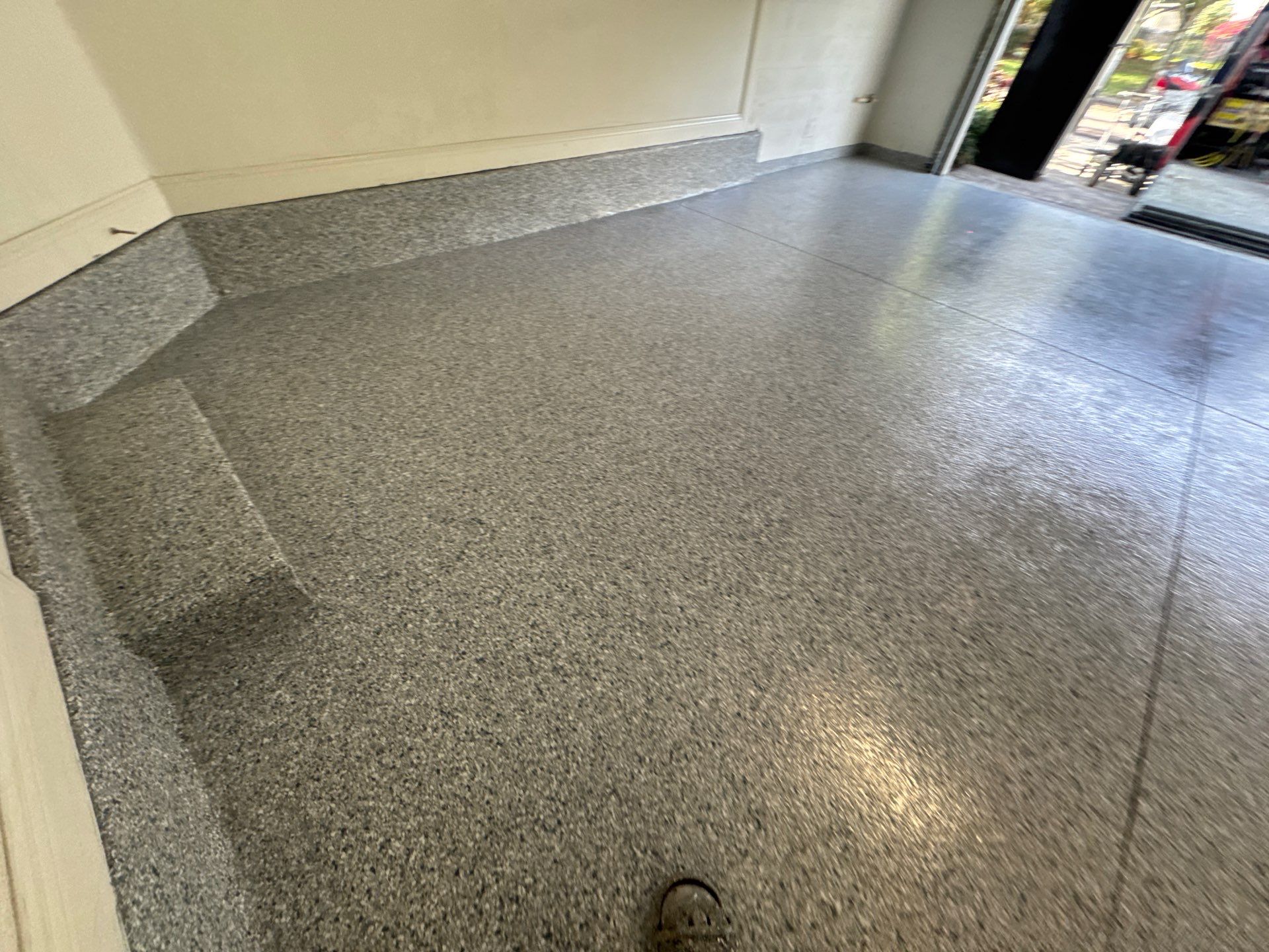 Tidal Wave Flake with Custom Seamless Stem Walls by Performance Floors & Coating