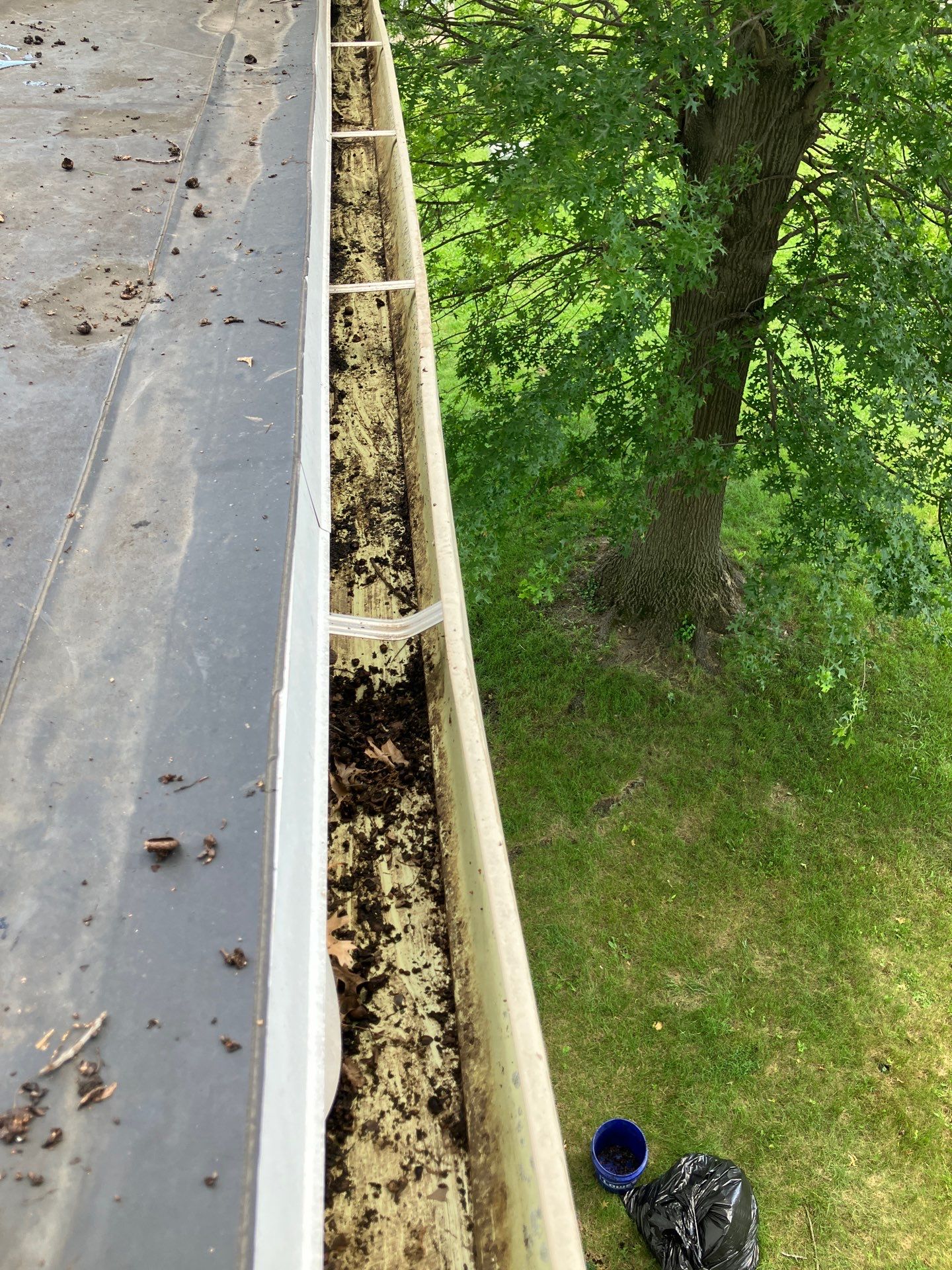 Commercial gutter cleaning Terre Haute, IN after photo with clean gutters