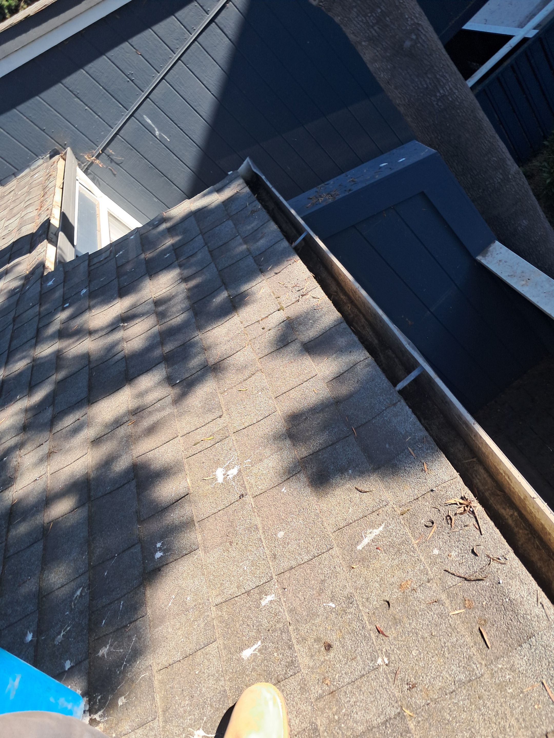 Commercial gutter cleaning San Francisco, CA after photo with clean gutters
