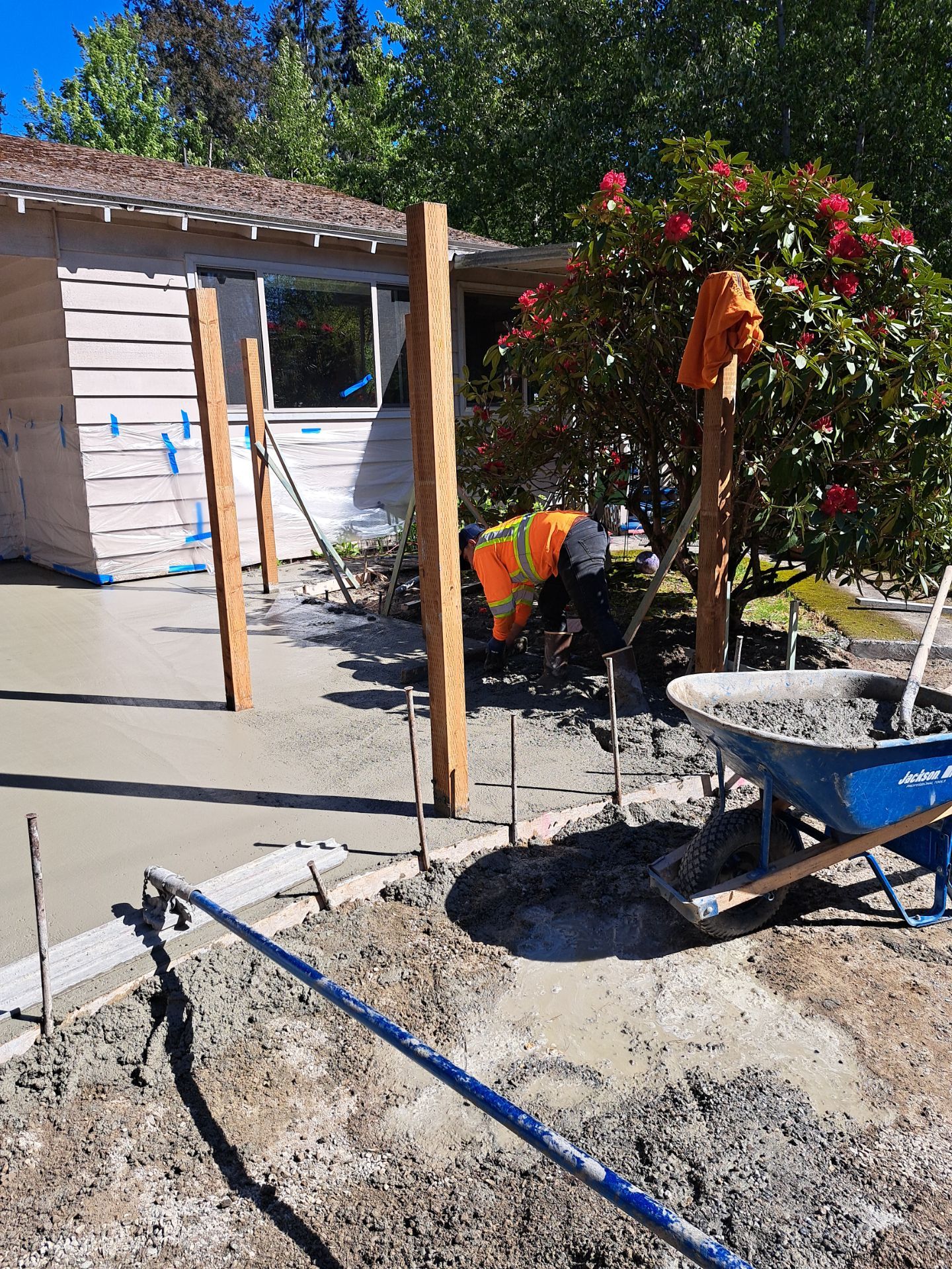 Modern Entry Fence by Jireh Asphalt & Concrete Inc 