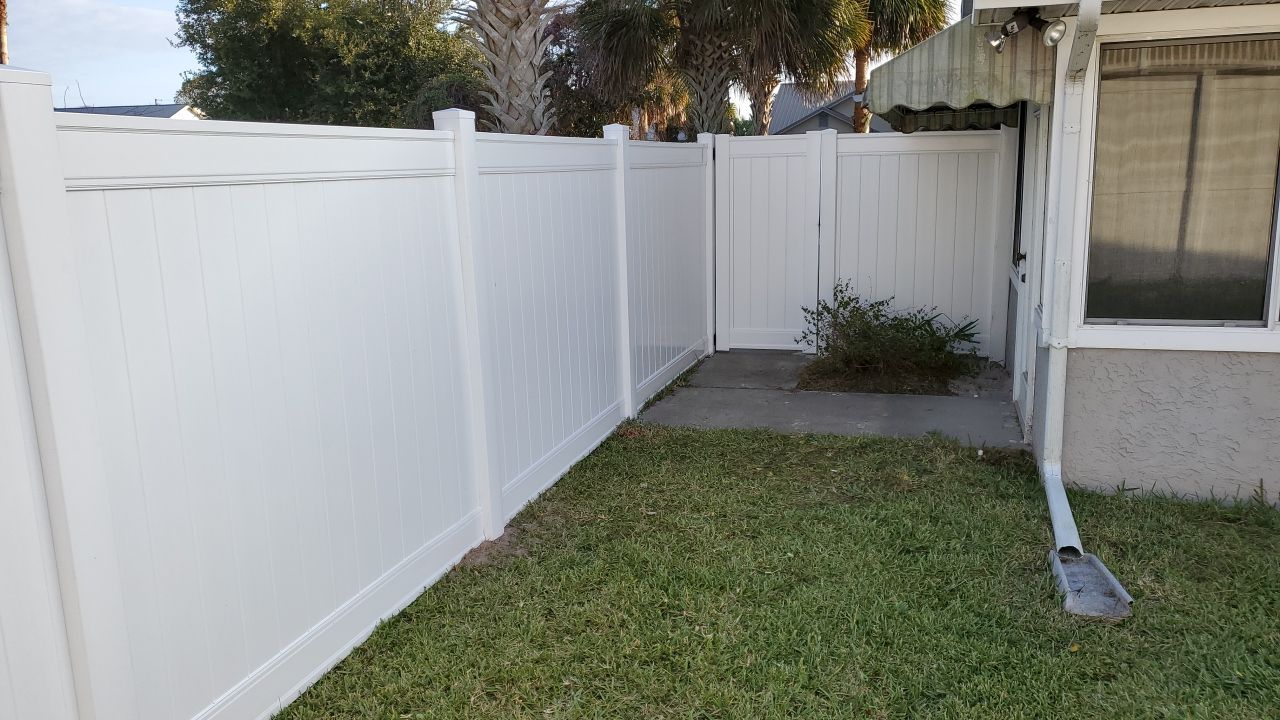 Nice clean look by Hip Square Fence Inc.