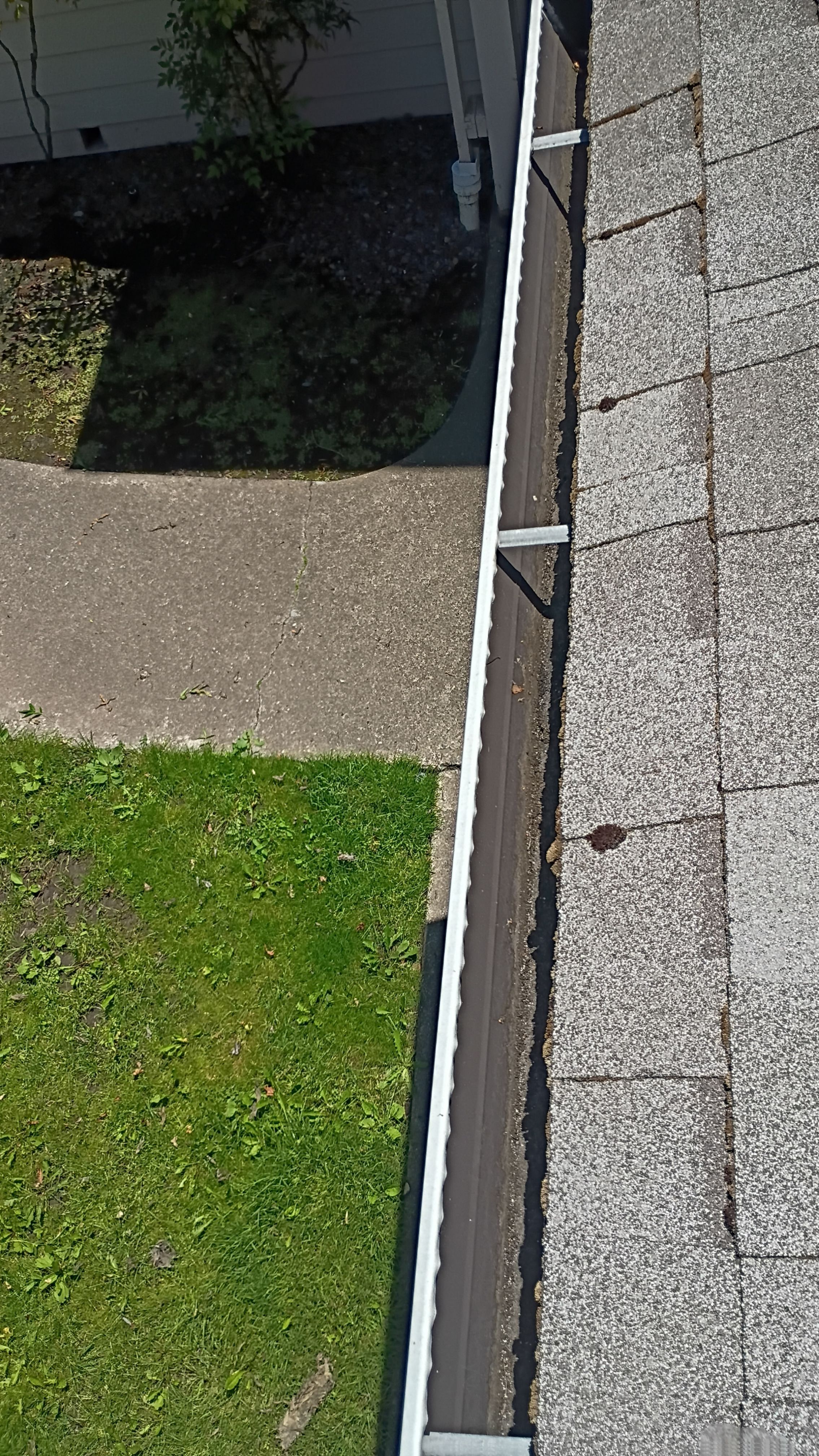 HOA gutter cleaning after photo.