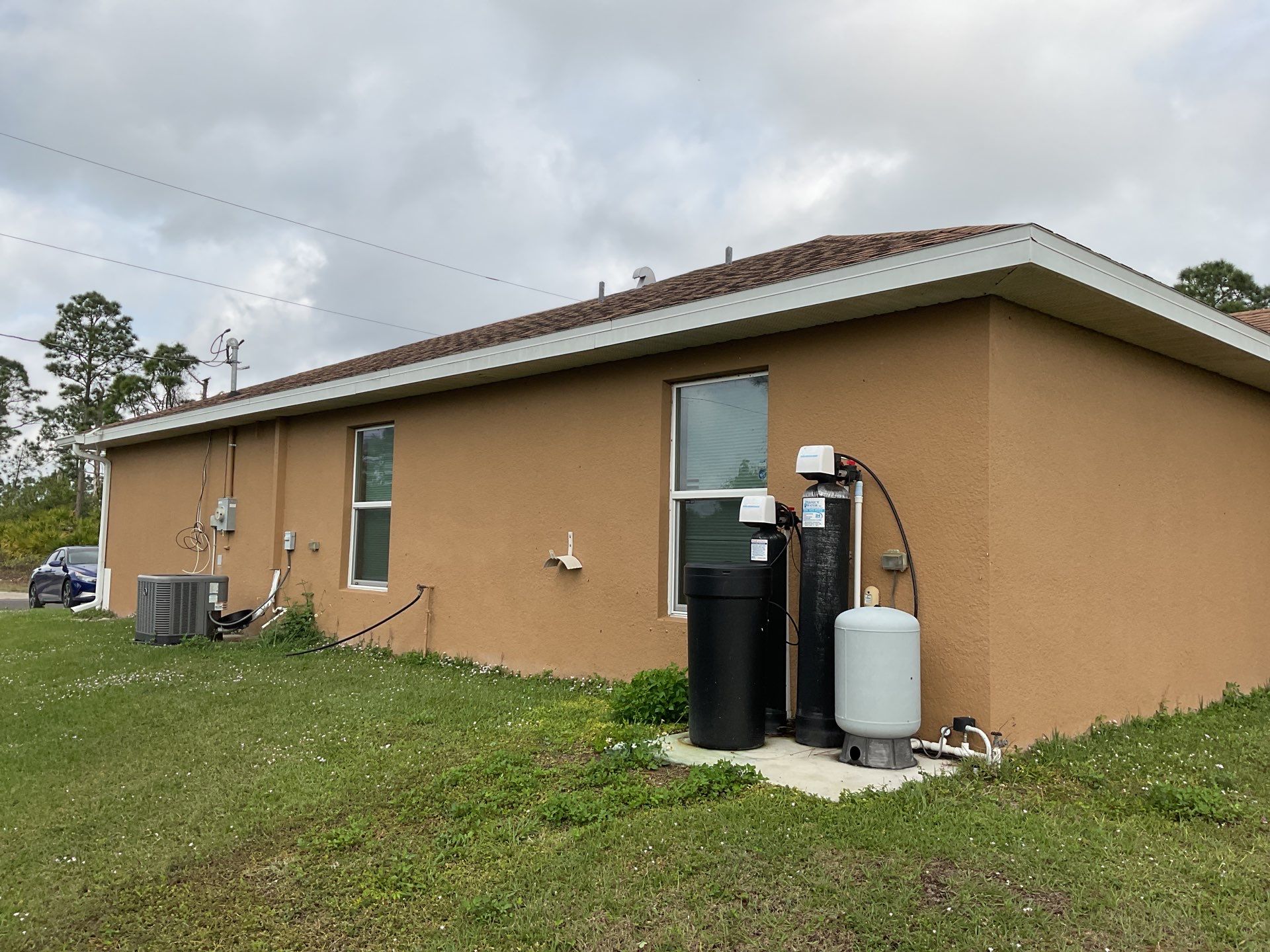 6 Inch Seamless Gutters using White Seamless Gutters in Cape Coral FL by Gutter Professors