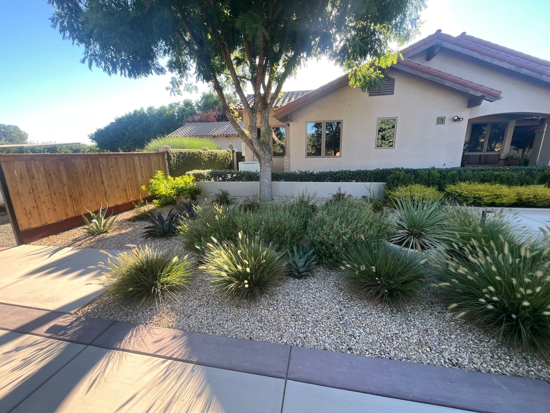 Modern Country Estate by Kaylor Landscape inc.