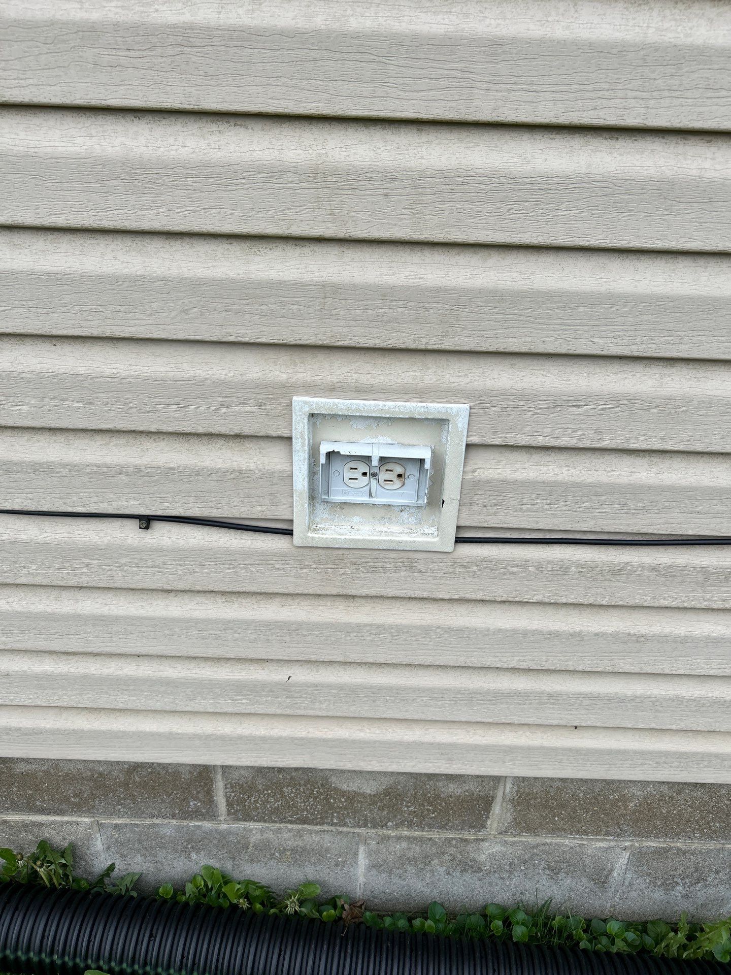 Roof and Siding Replacement using Norandex Cedar Knoll Graphite Siding and Owens Corning Durations in Onyx Black by WIW Enterprises Inc