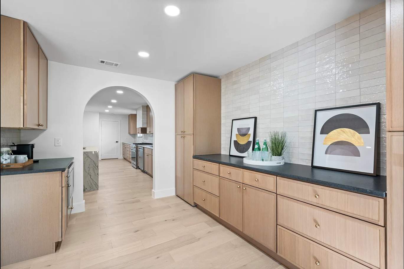 Layout-Loving Kitchen: Premium Cabinets Delivered in 7 Days Flat by Tibi Soli LLC