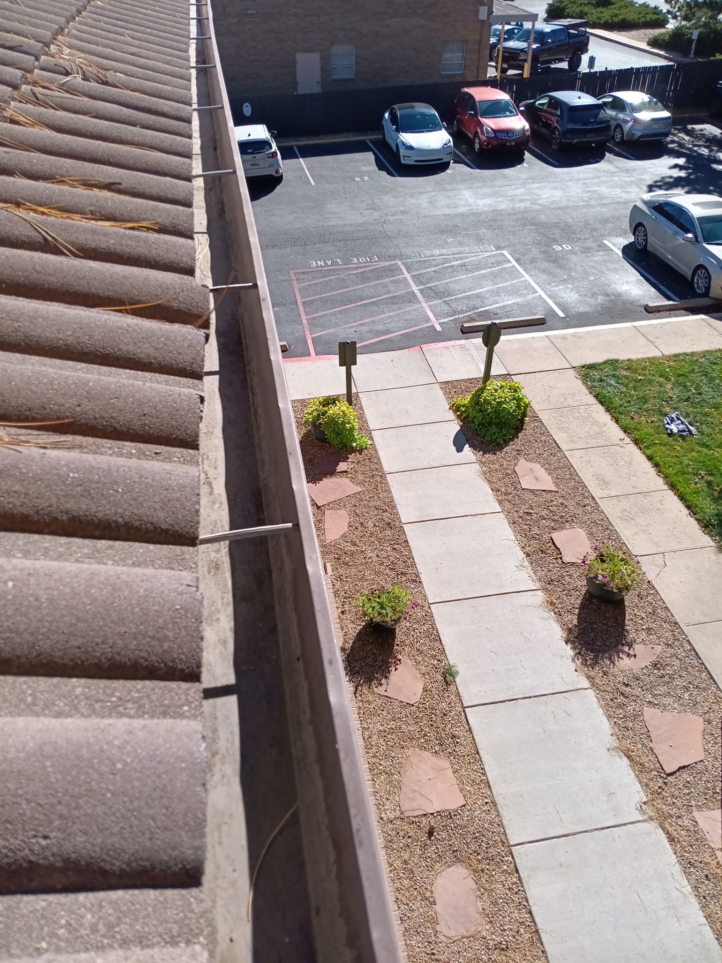 Commercial gutter cleaning Georgia after photo with clean gutters
