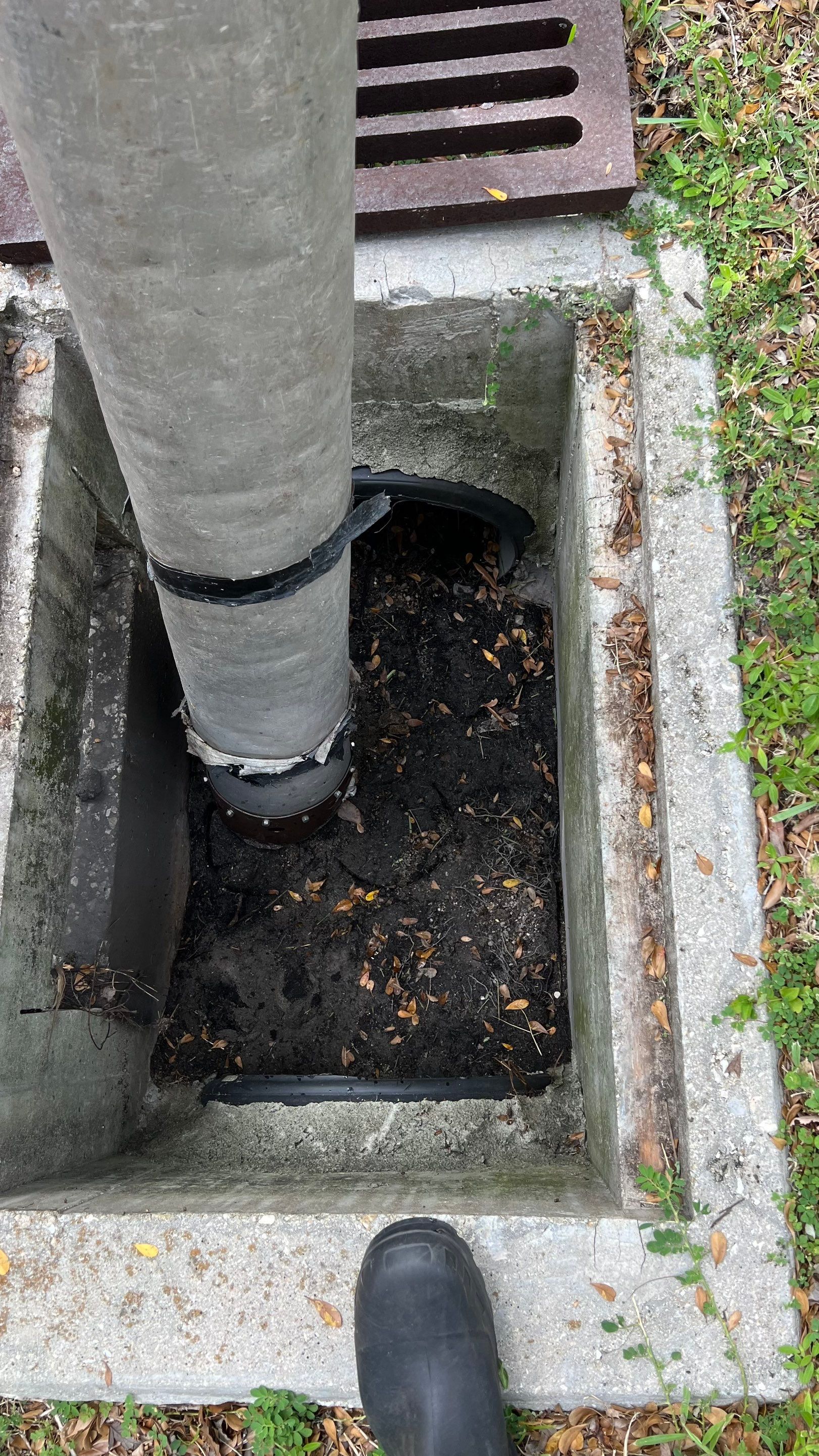 Naples Community Entry Road Stormwater System Cleaning by APS Power & Water