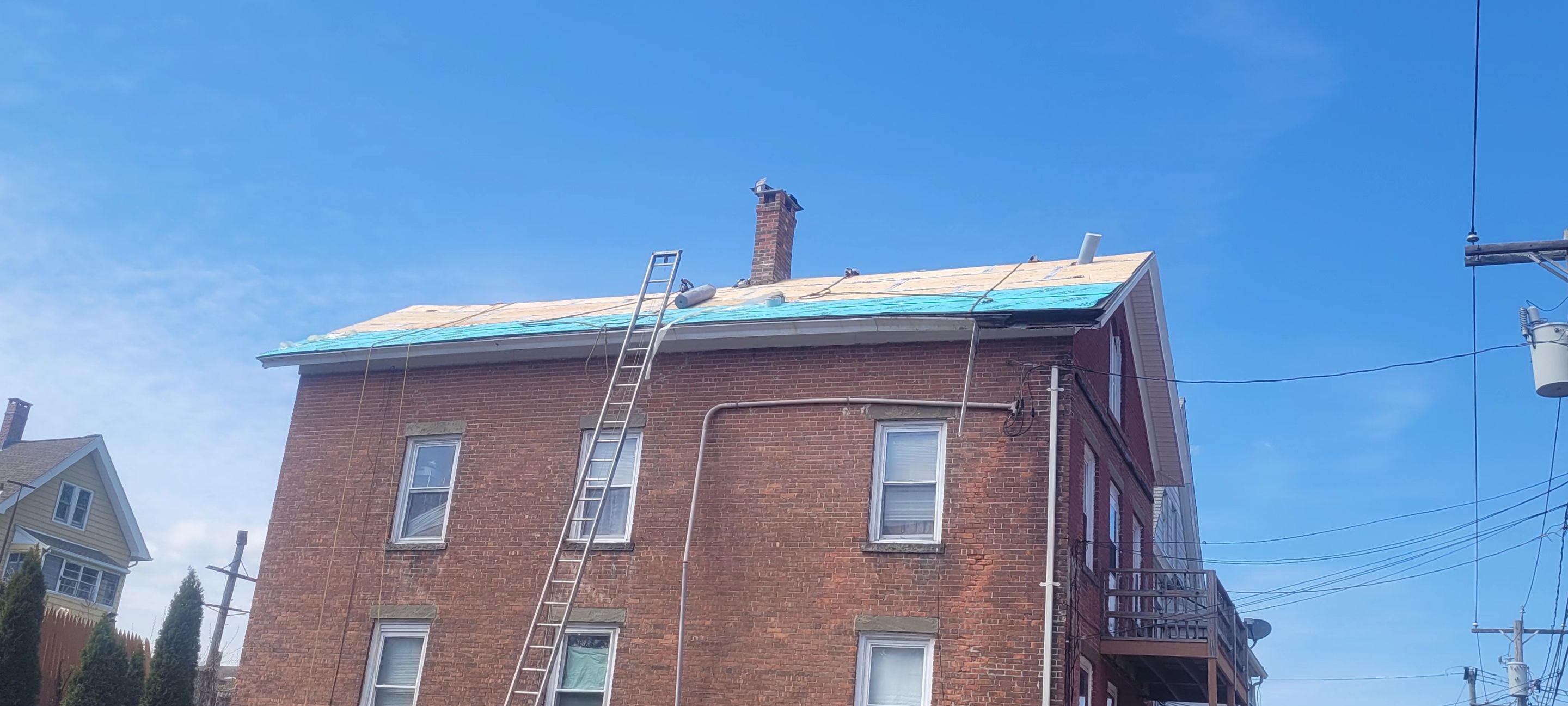 DiGiorgi in Derby;  A beautiful newly shingled roof! by DiGiorgi Roofing and Siding Inc