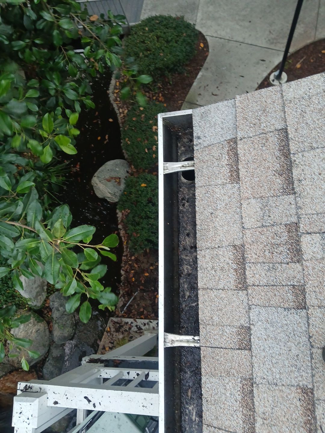 Commercial gutter cleaning Long Beach, CA after photo with clean gutters