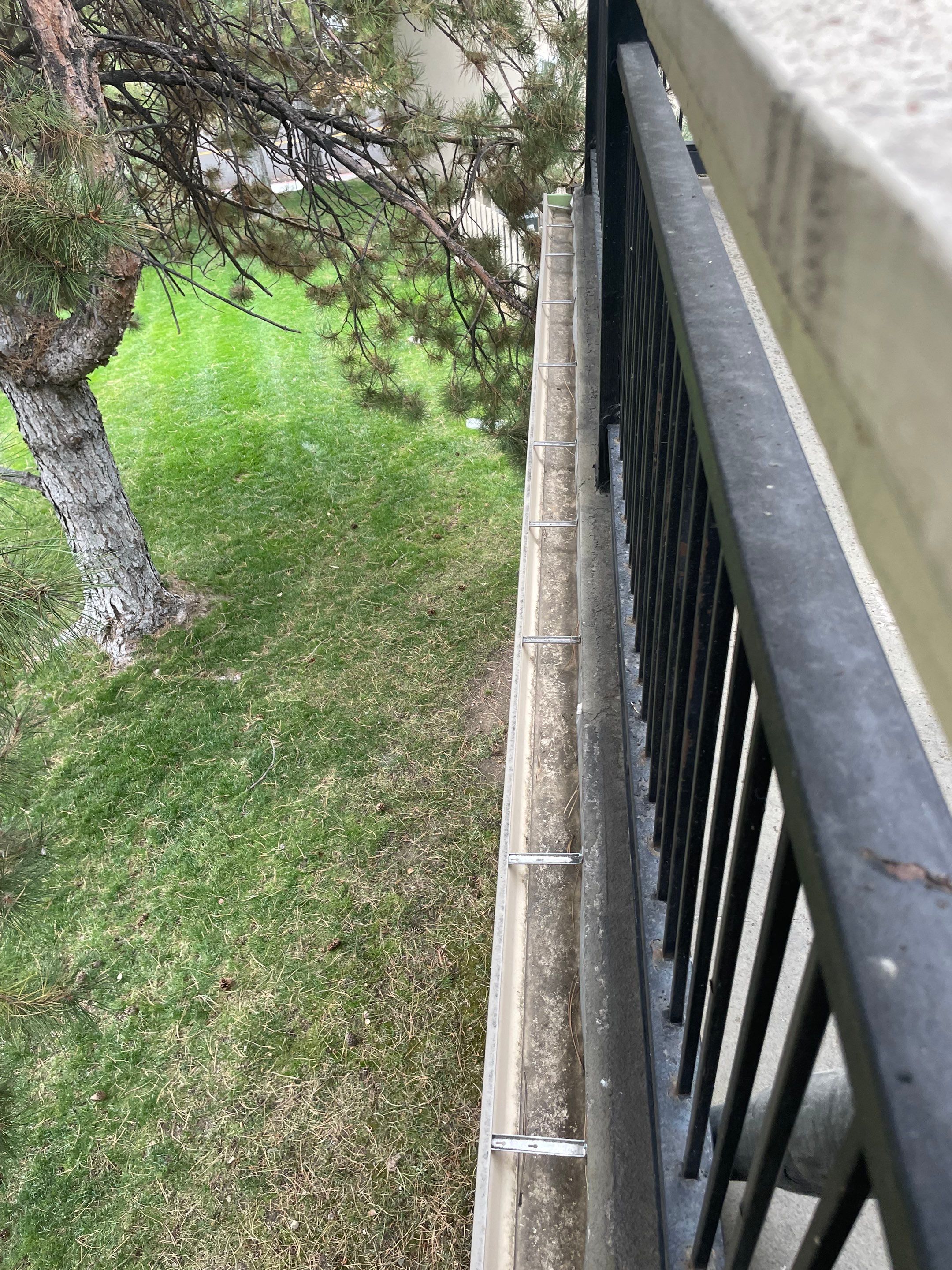 Commercial gutter cleaning Reno after photo with clean gutters