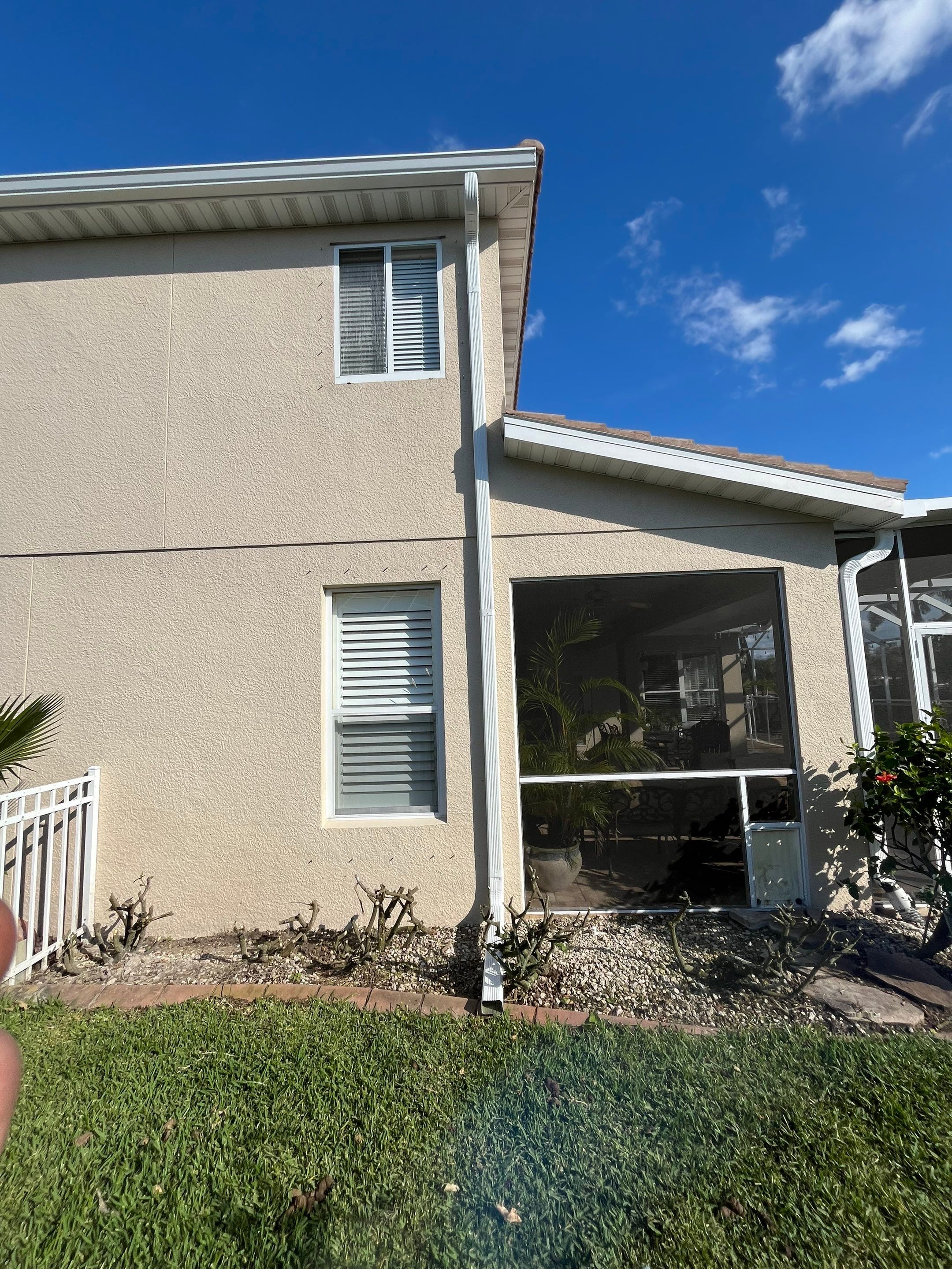6 Inch Seamless Gutters using White Seamless Gutters in Sarasota FL by Gutter Professors