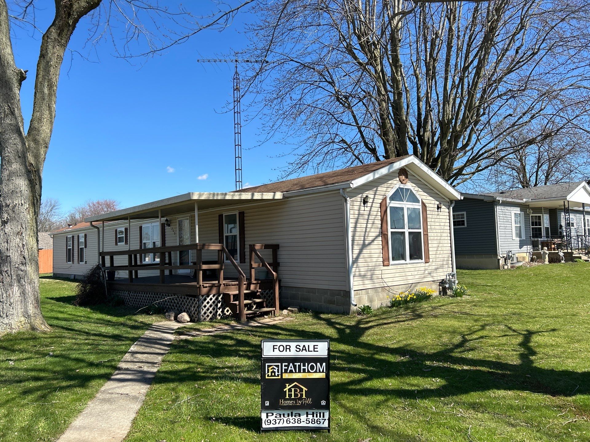 Roof and Siding Replacement using Norandex Cedar Knoll Graphite Siding and Owens Corning Durations in Onyx Black by WIW Enterprises Inc