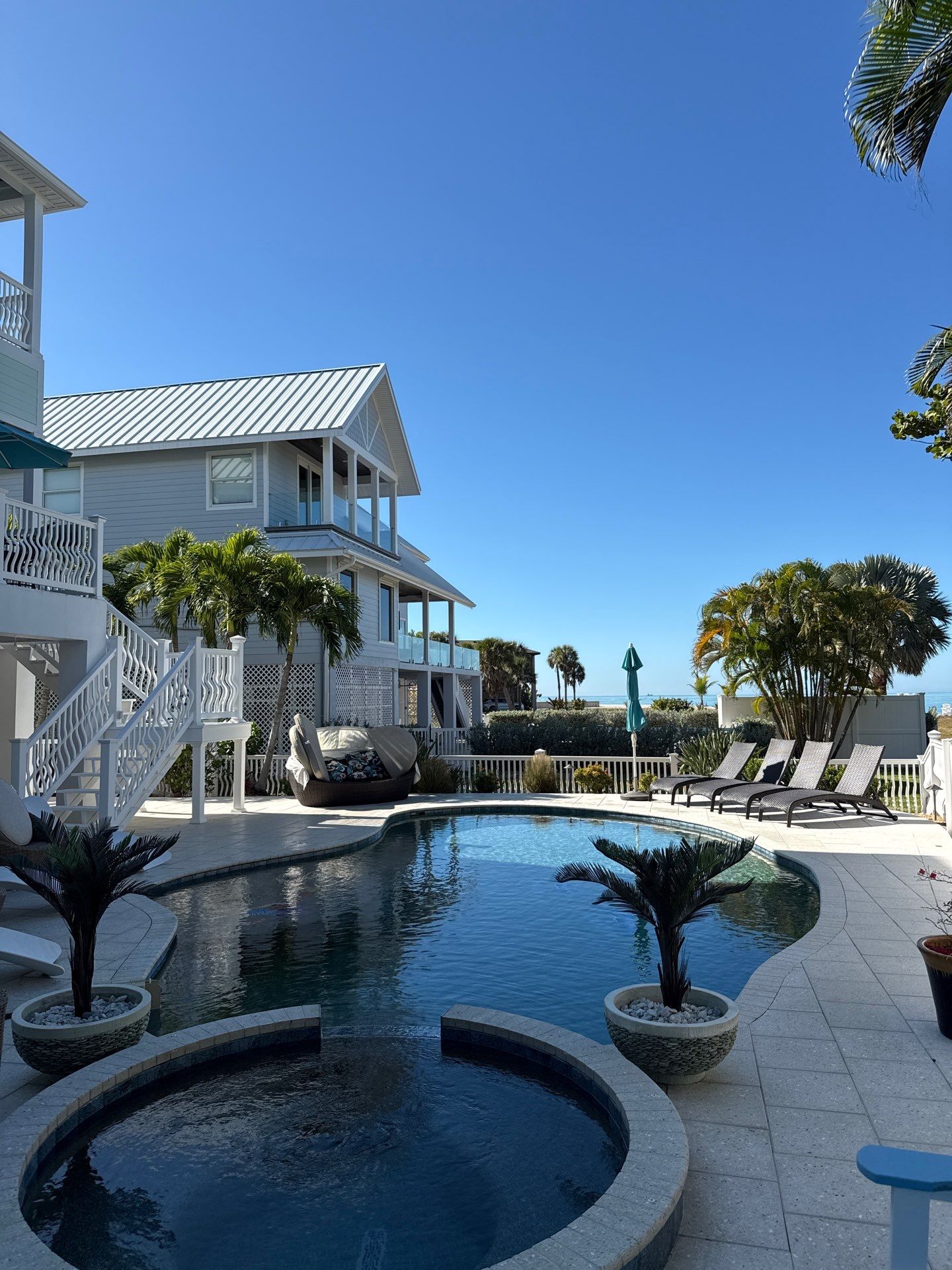 White K Style Seamless Gutters using 6 Inch Seamless Gutters in Siesta Key FL by Gutter Professors