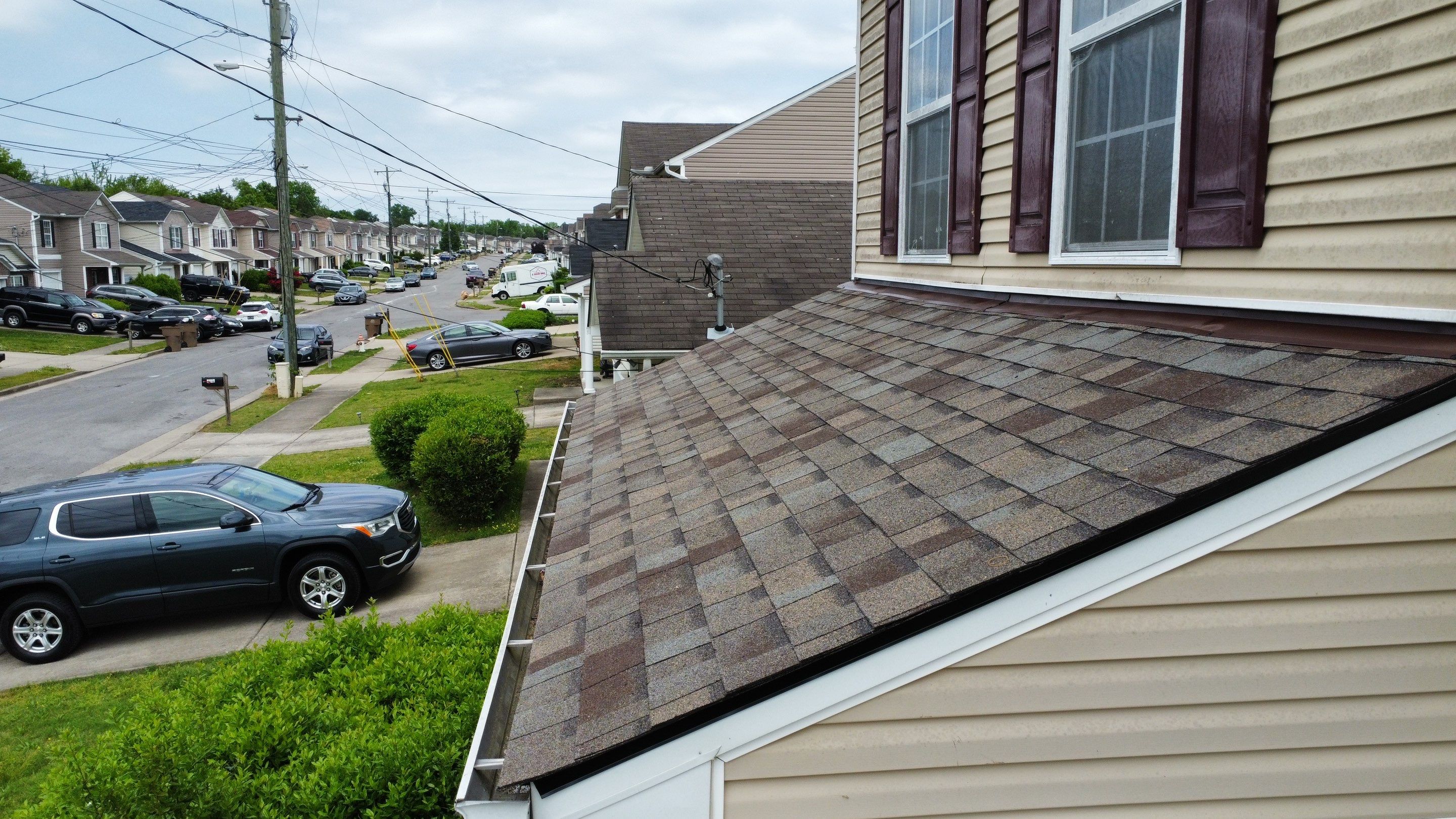 Residential Roofing Installation using Owens Corning TruDef Oakridge Roofing System by Undersun Roofing 