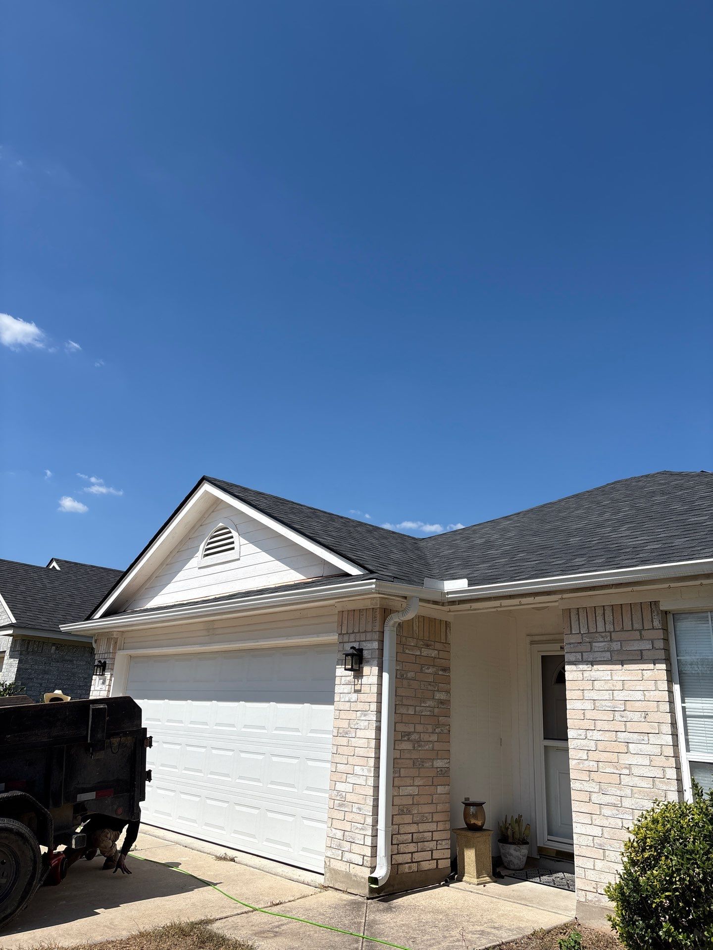 Owens Corning Oakridge Architectural Shingles - Onyx Black by DeZign Roofing & Exteriors