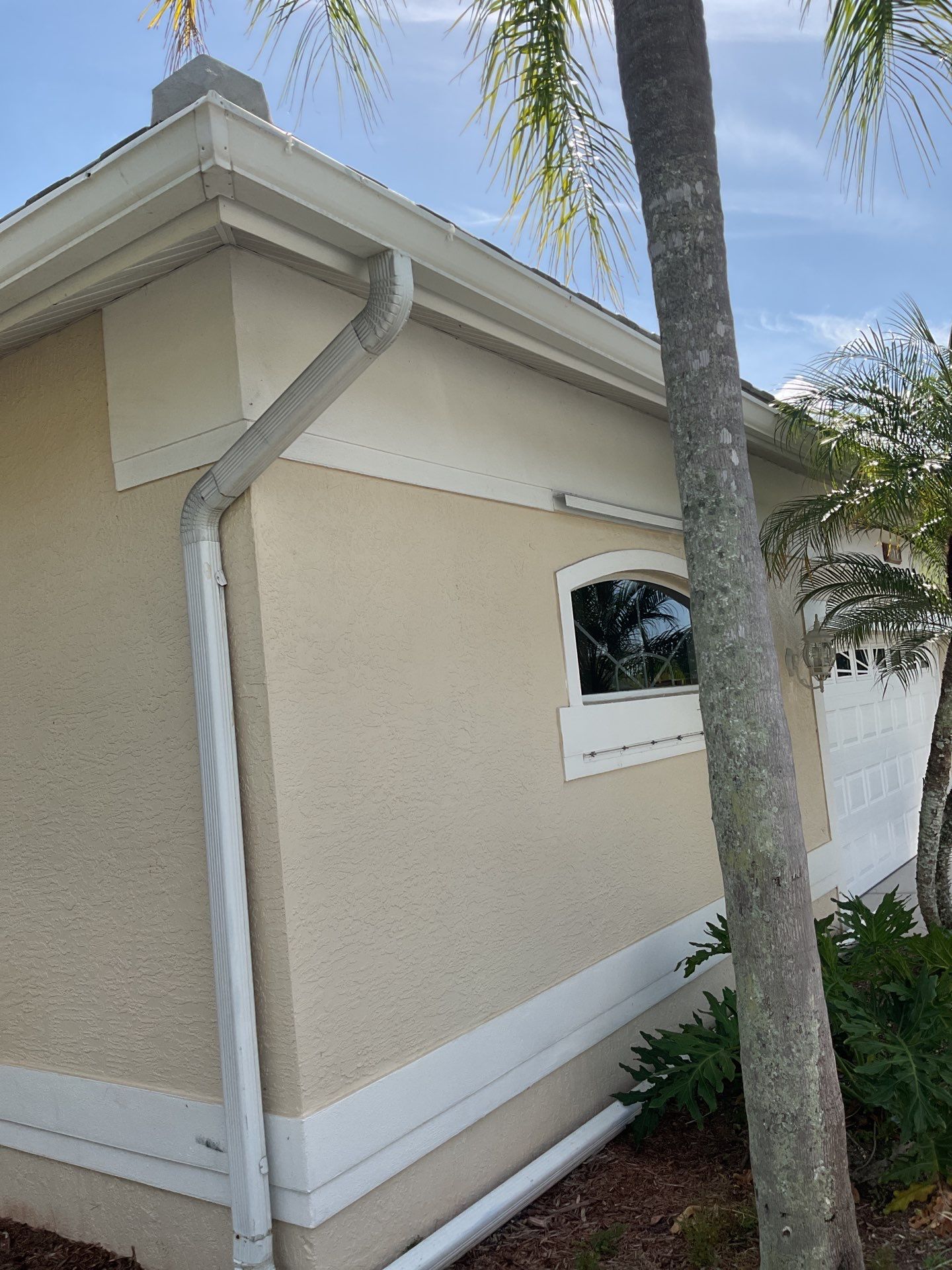 Seamless Gutters using Splash Guard in Cape Coral FL by Gutter Professors