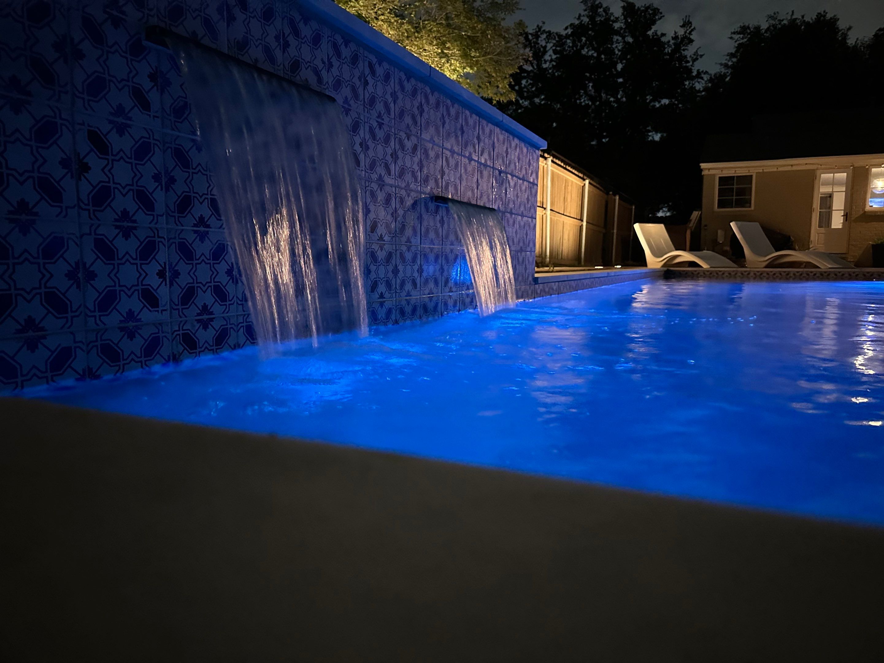 Modern Plunge Pool with Tiled Sheer-Descent Water Wall by Pinnacle Pools and Spas - DFW