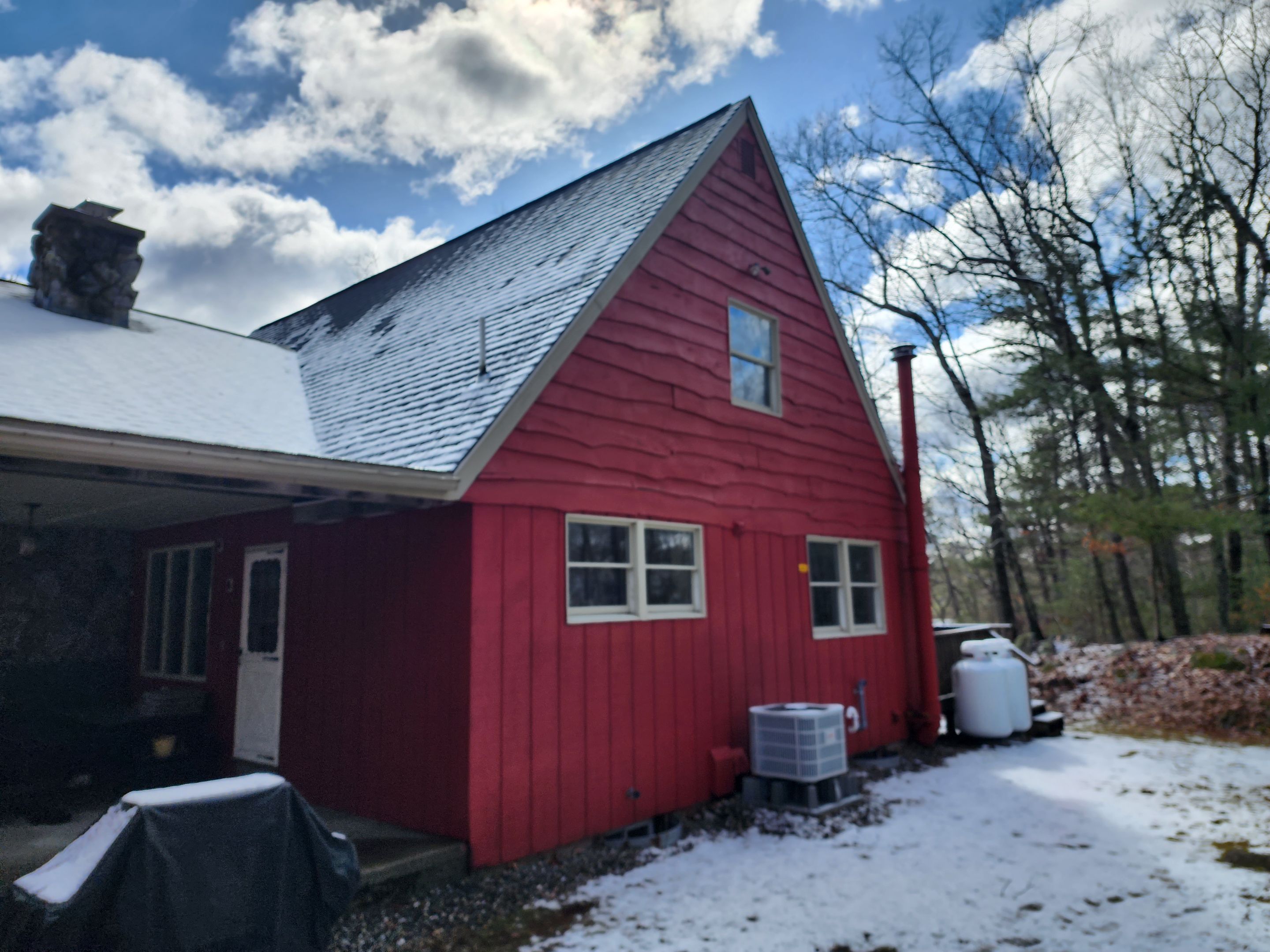Vinyl siding with beige trim in Upton, MA by UBrothers Construction