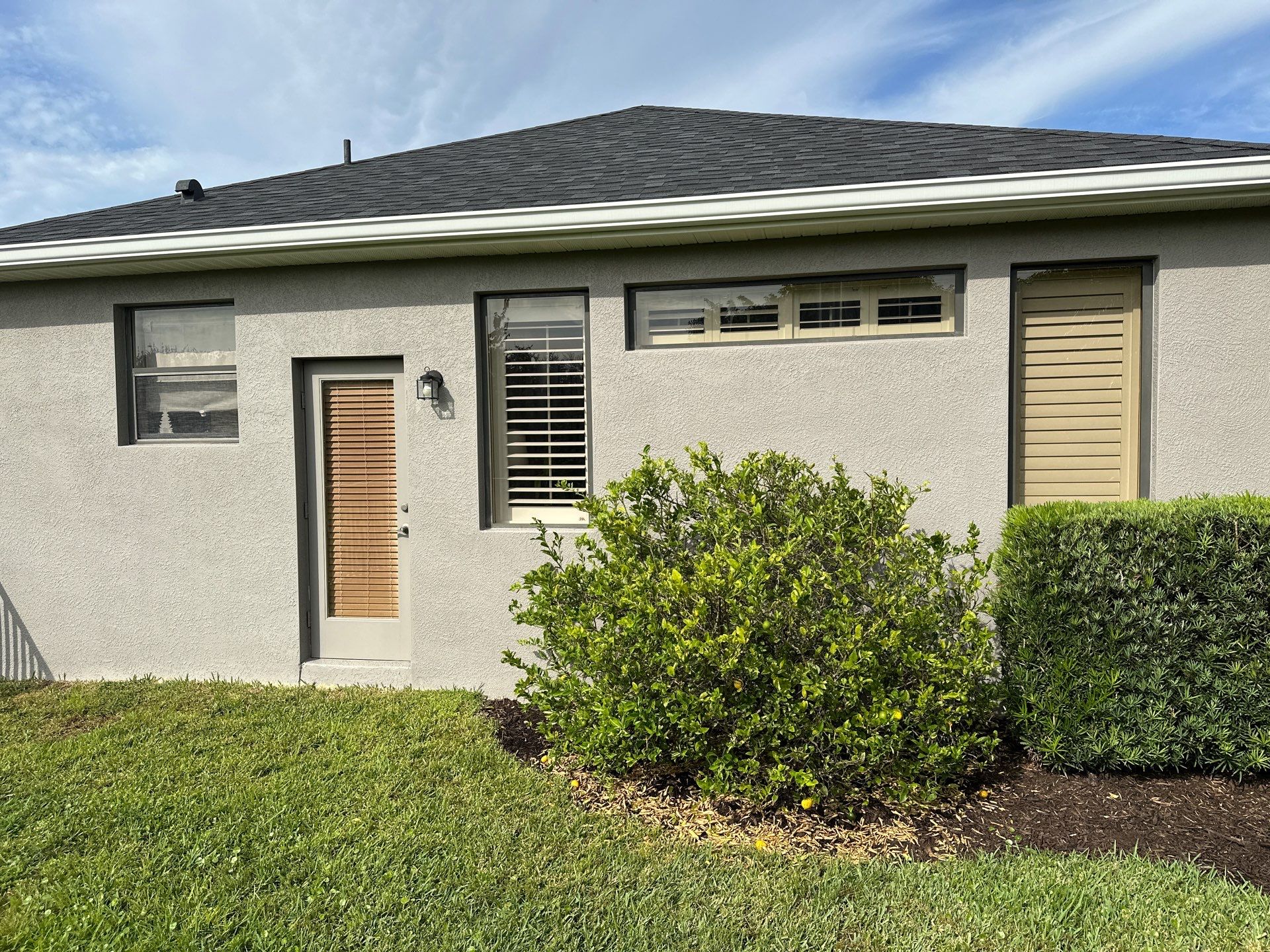 House Wash, Lanai Cleaning, and Driveway Cleaning by Sunshine AquaWash