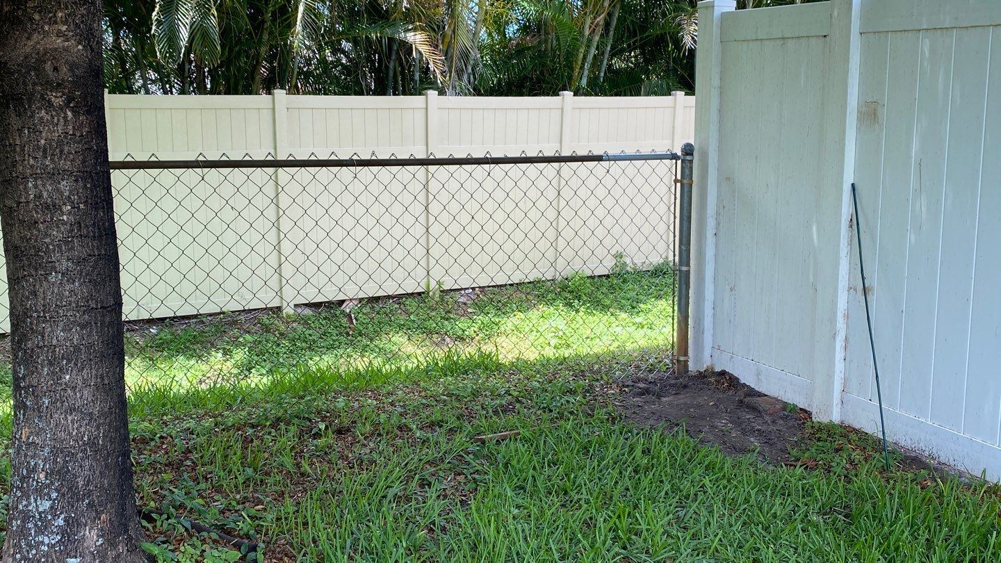 Sarasota, FL 6ft. Tall White Vinyl Privacy Fence  by Asap fence and gates, LLC