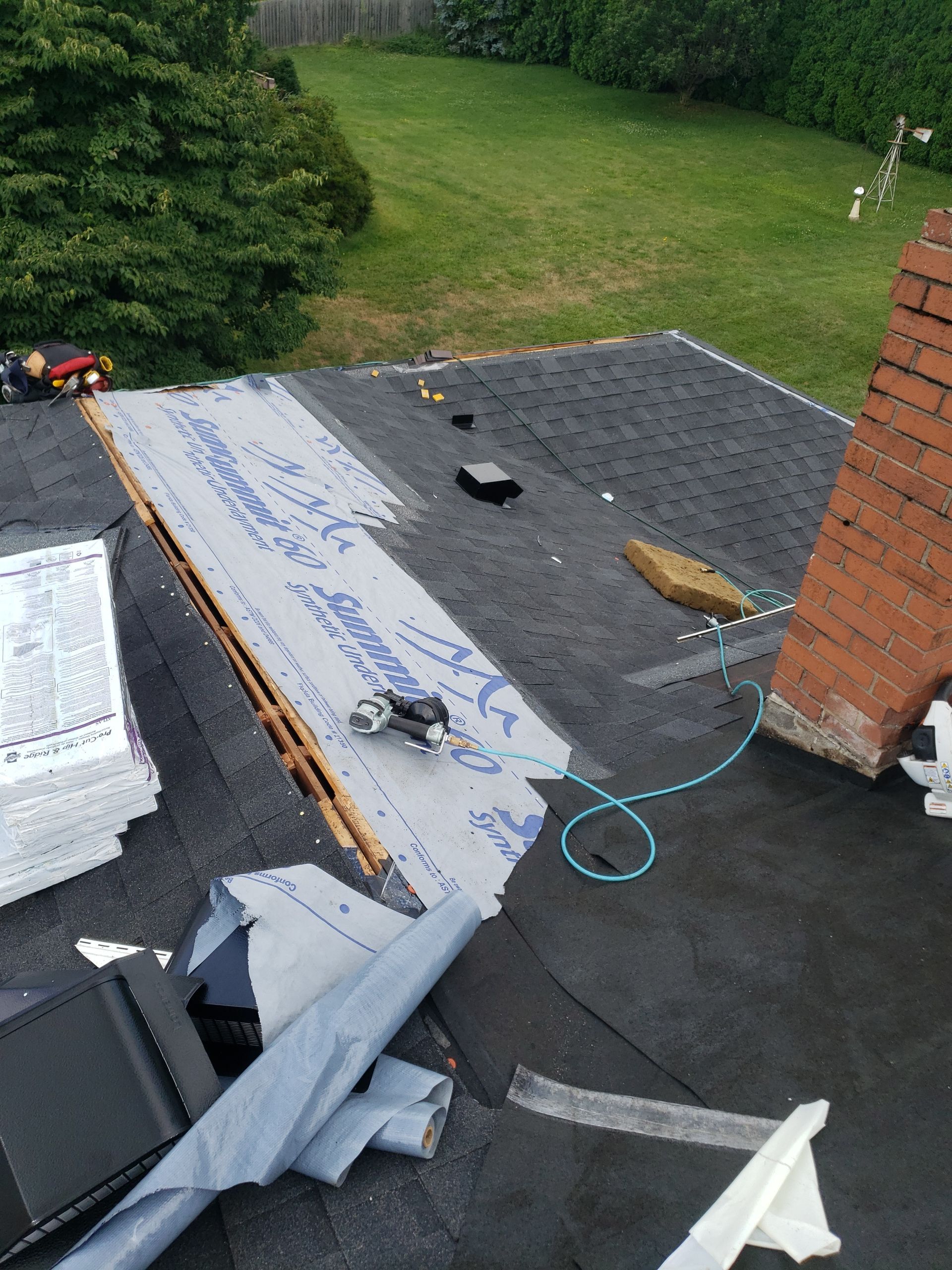 ATLAS PINNACLE COLOR: PRISTINE SCOTCHGARD BLACK SHADOW DRIP EDGE: WHITE by Eagle Eye Roofing