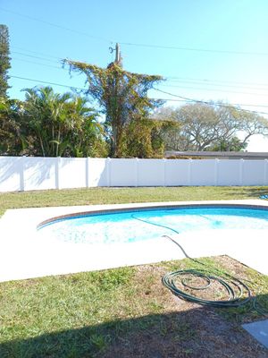 Bradenton, FL 6 ft. Tall White Vinyl Privacy Fence 