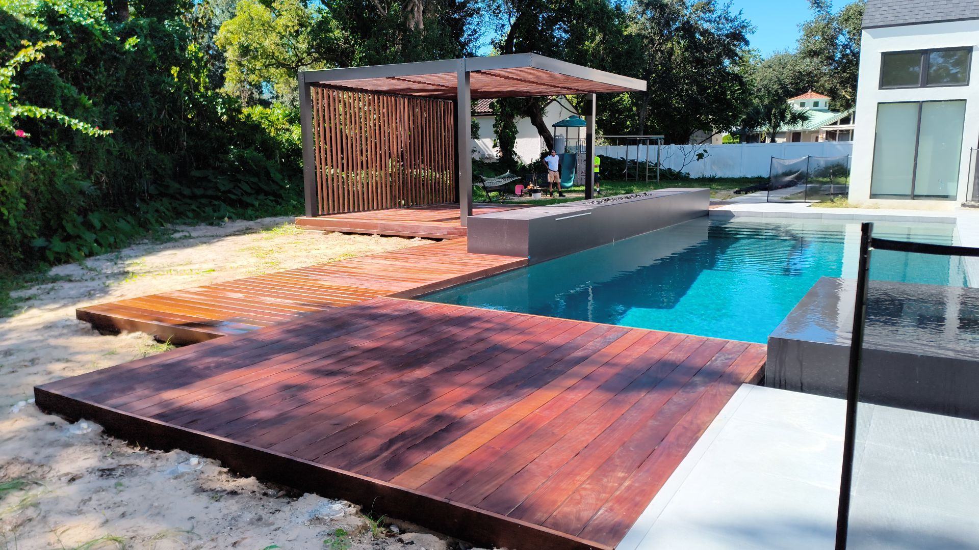 Architectural Masterpiece: Aluminum Frame with Exotic Wood Details by Orlando pergolas 