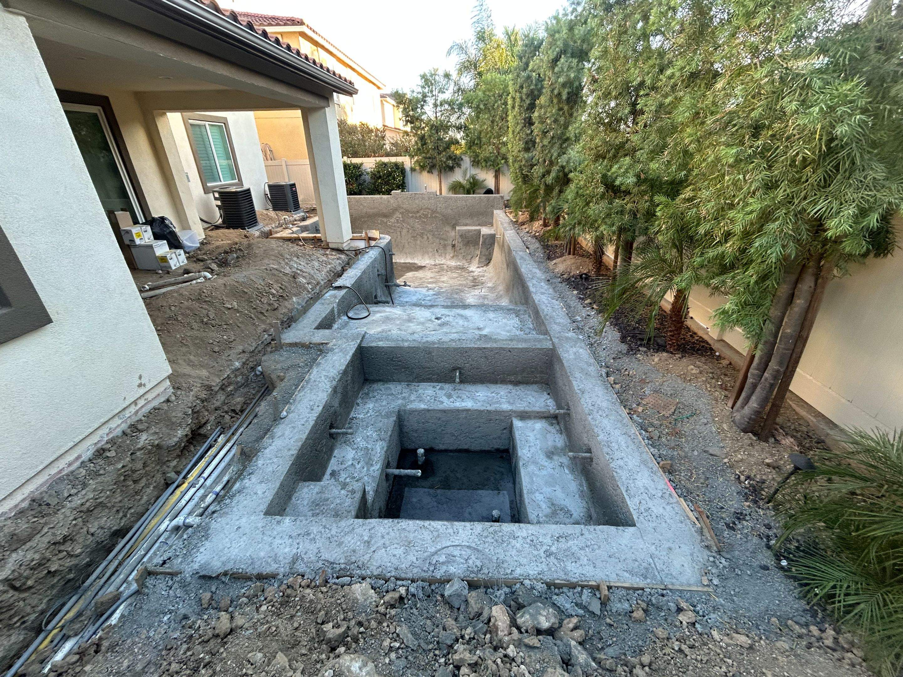 Pool and spa in a tight yard by Premier Pools and Spas Temecula