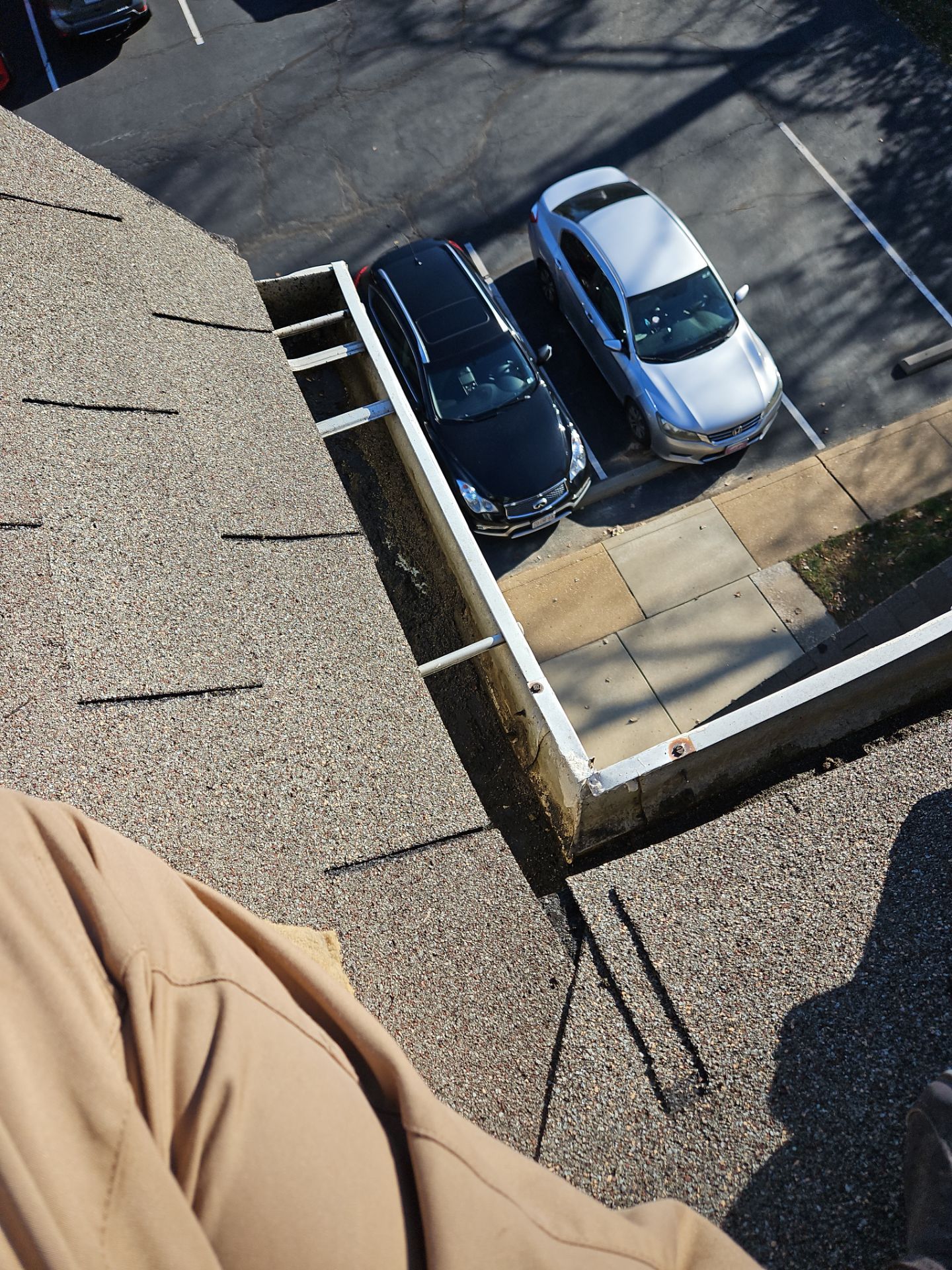 Commercial gutter cleaning Missouri after photo with clean gutters