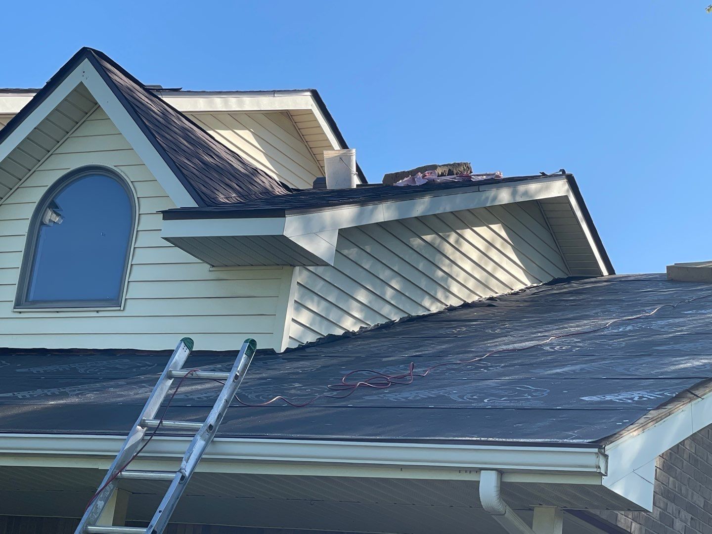 Residential Roofing Installation using Ownes Corning Brownwood Duration by Storm Contracting