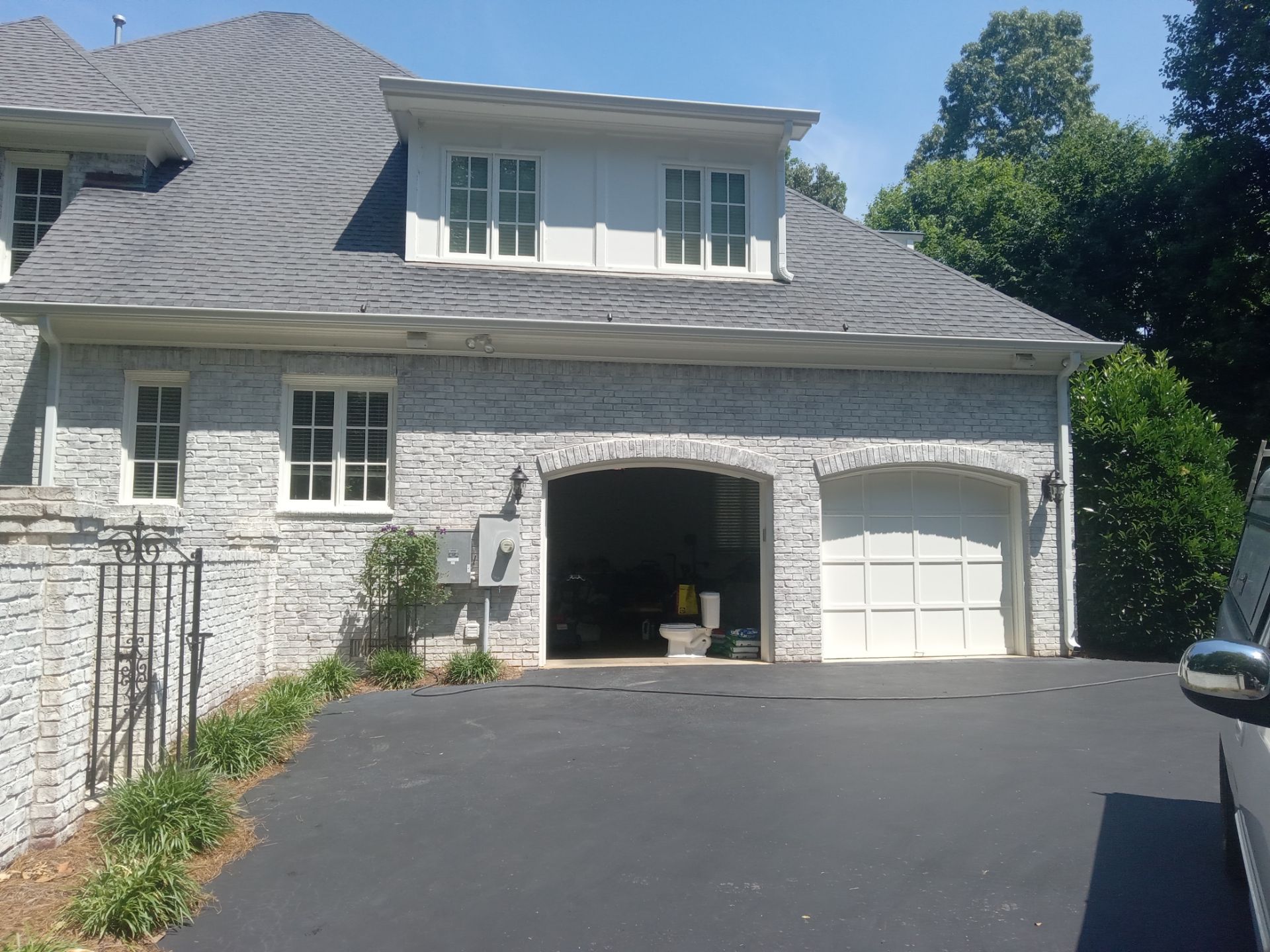 driveway and sidewalk pressure washing removing dirt and mildew from concrete surfaces