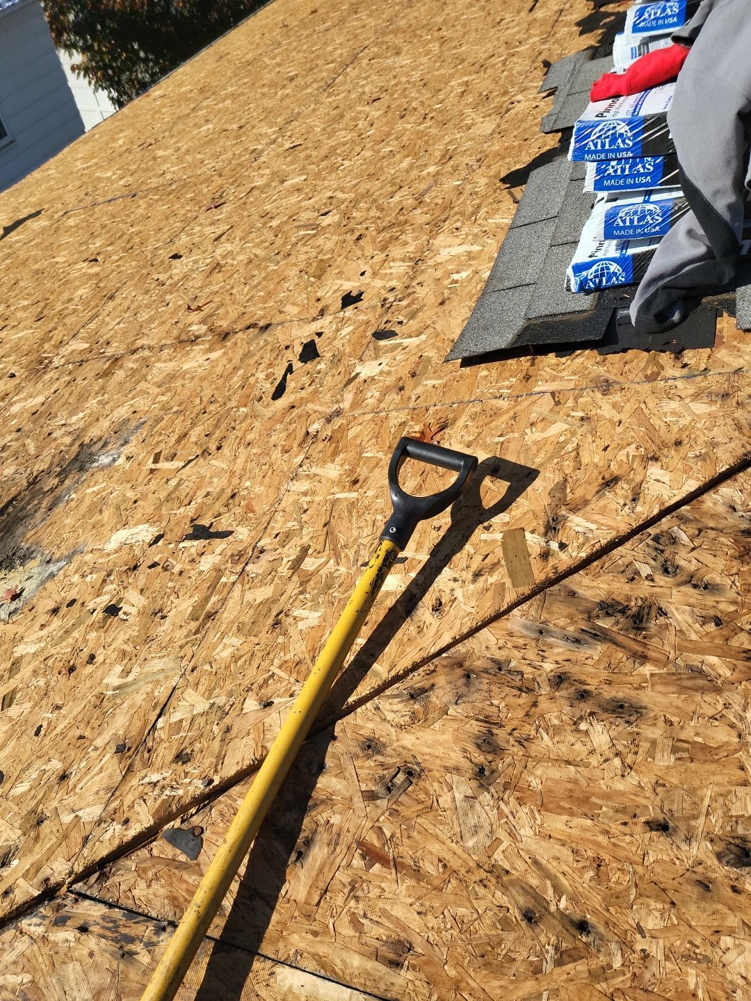 ATLAS PINNACLE COLOR: OYSTER SHELL DRIP EDGE: WHITE by Eagle Eye Roofing