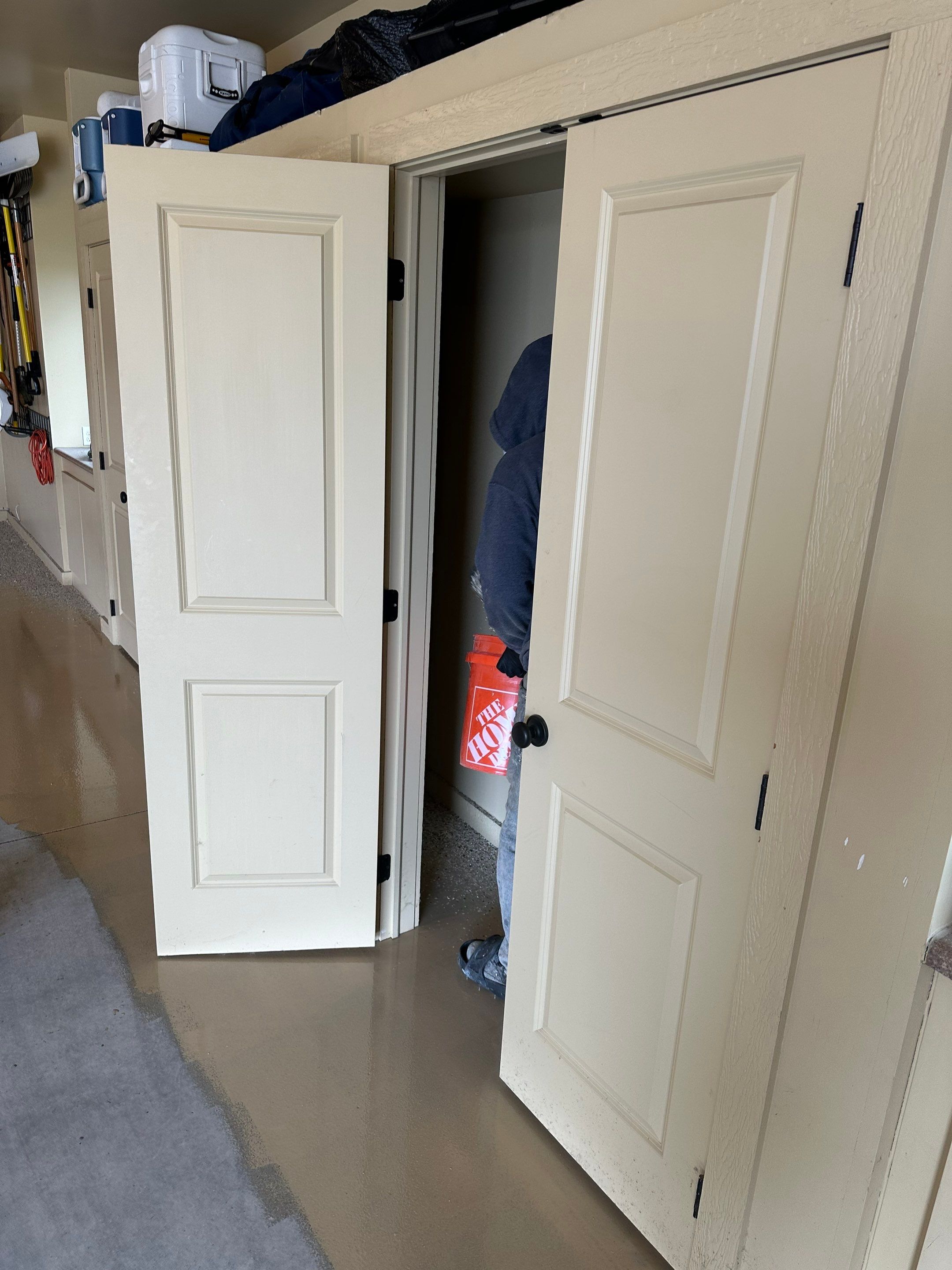 Sioux Falls Garage Floor Concrete Coating with Shoreline Flake Finish by Select Painting, Coatings & Garage Cabinets